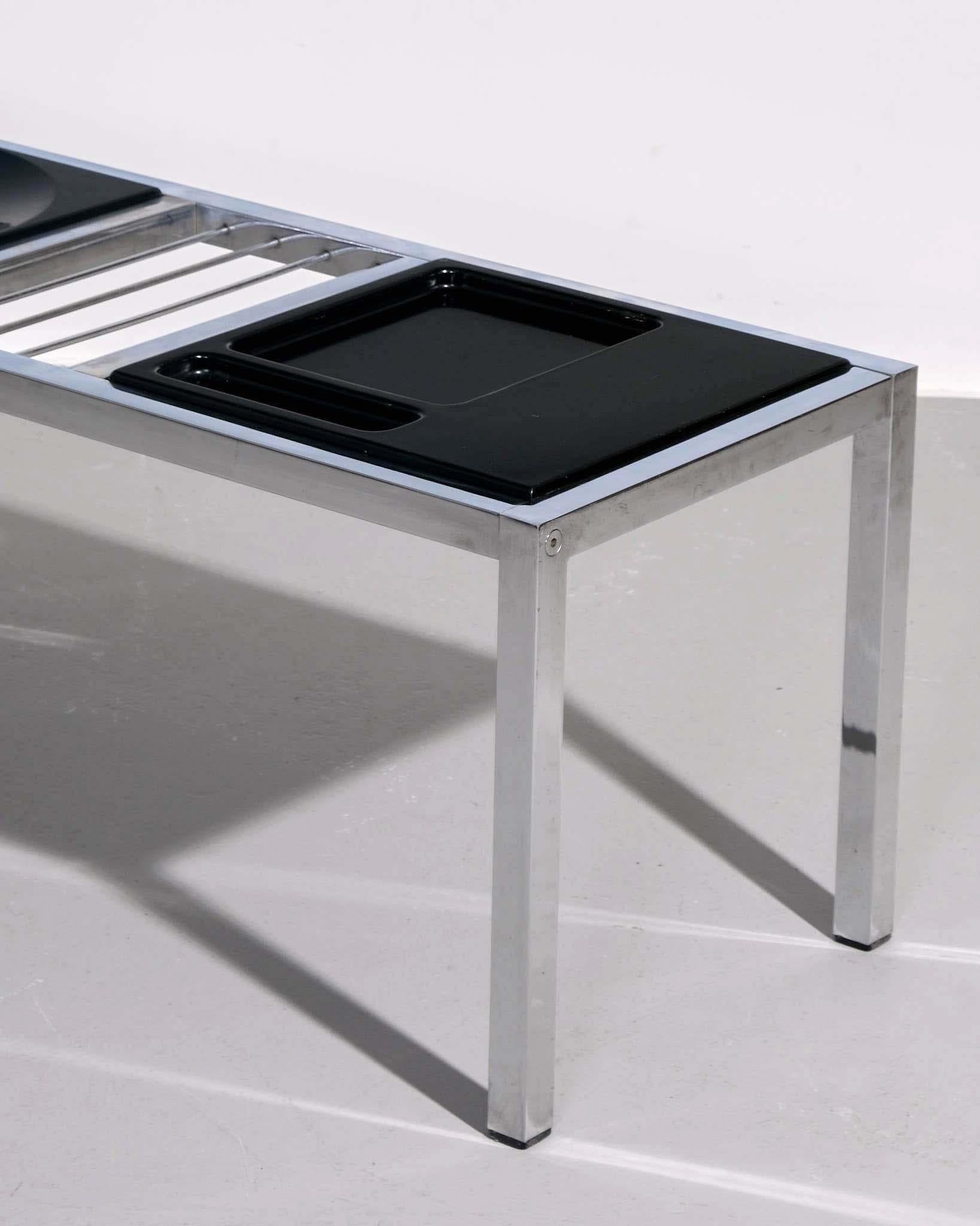Anglais A.I.C C. Table basse avec porte-revues pour VONO c.1970 en vente