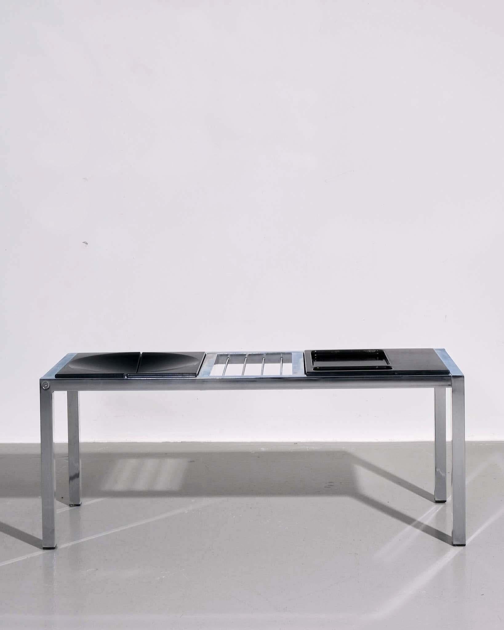 A.I.C C. Table basse avec porte-revues pour VONO c.1970 Bon état - En vente à London, GB