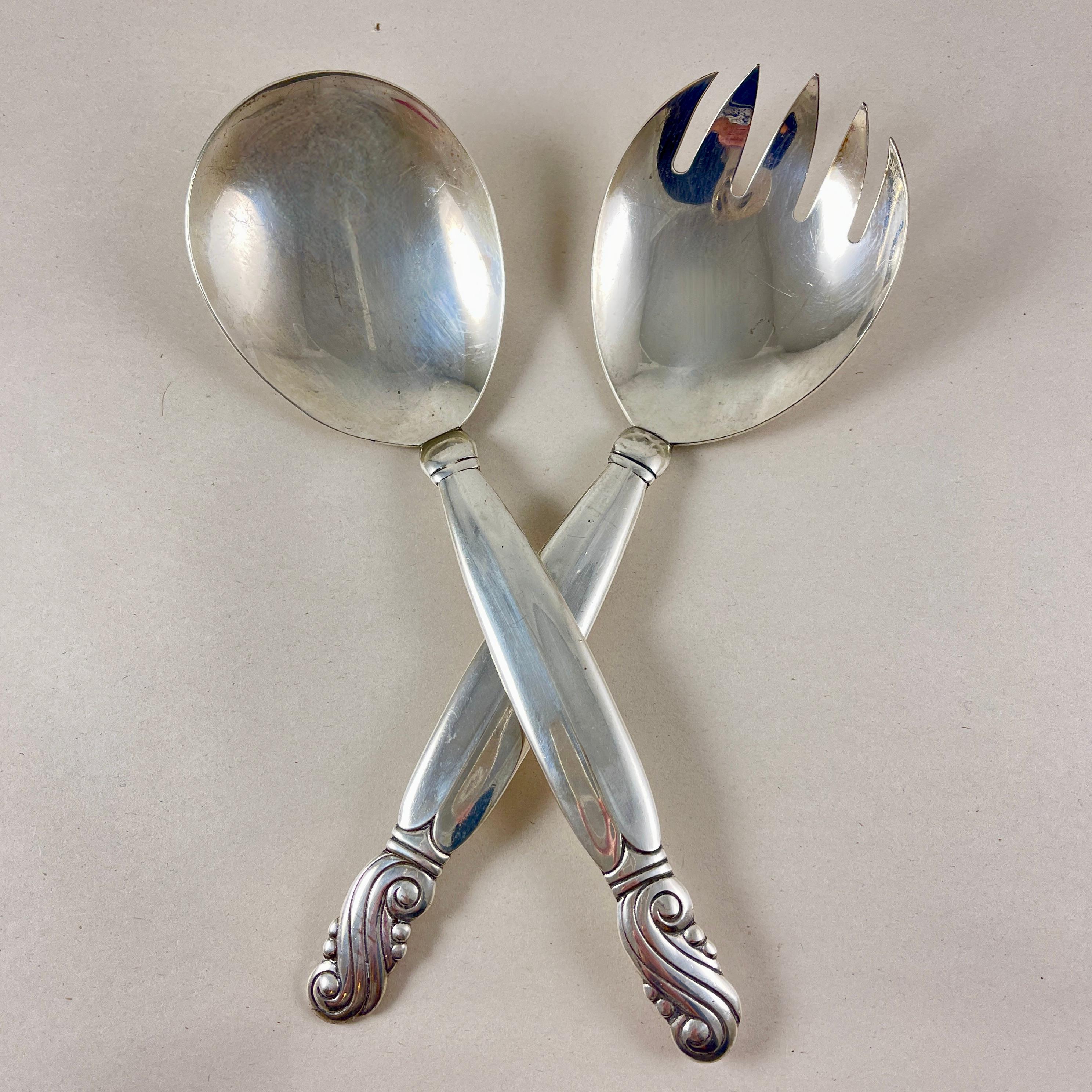 
Un set di servitori da tavola in argento sterling di Frank M. I. Whiting & Company, fondata nel 1878 a North Attleboro, Massachusetts.

In stile Art Nouveau, una pesante coppia di server fatti a mano, di ottima fattura, risalenti alla fine degli