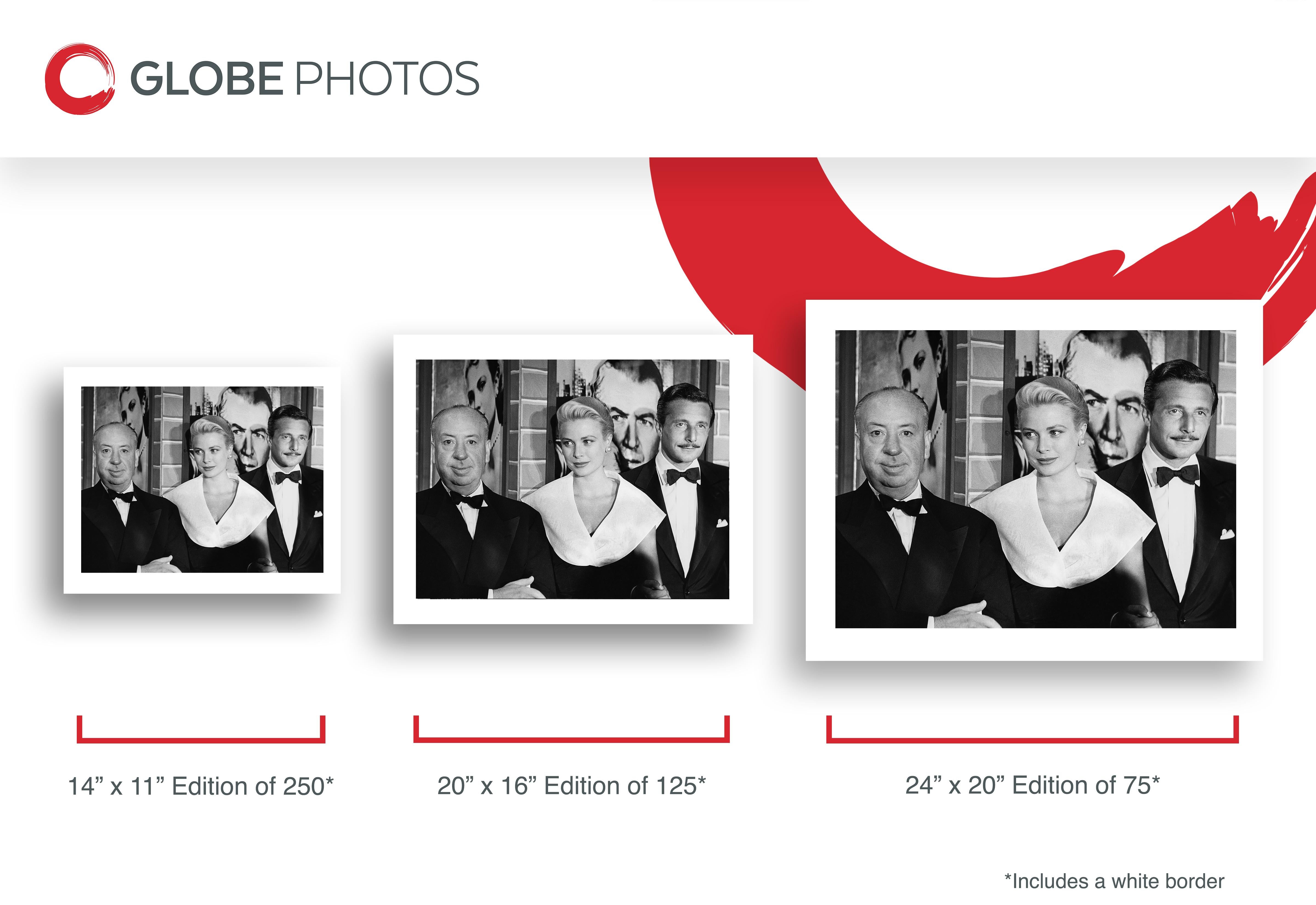 Alfred Hitchcock, Grace Kelly et Oleg Cassini au premier de la fenêtre arrière - Contemporain Photograph par Frank Worth