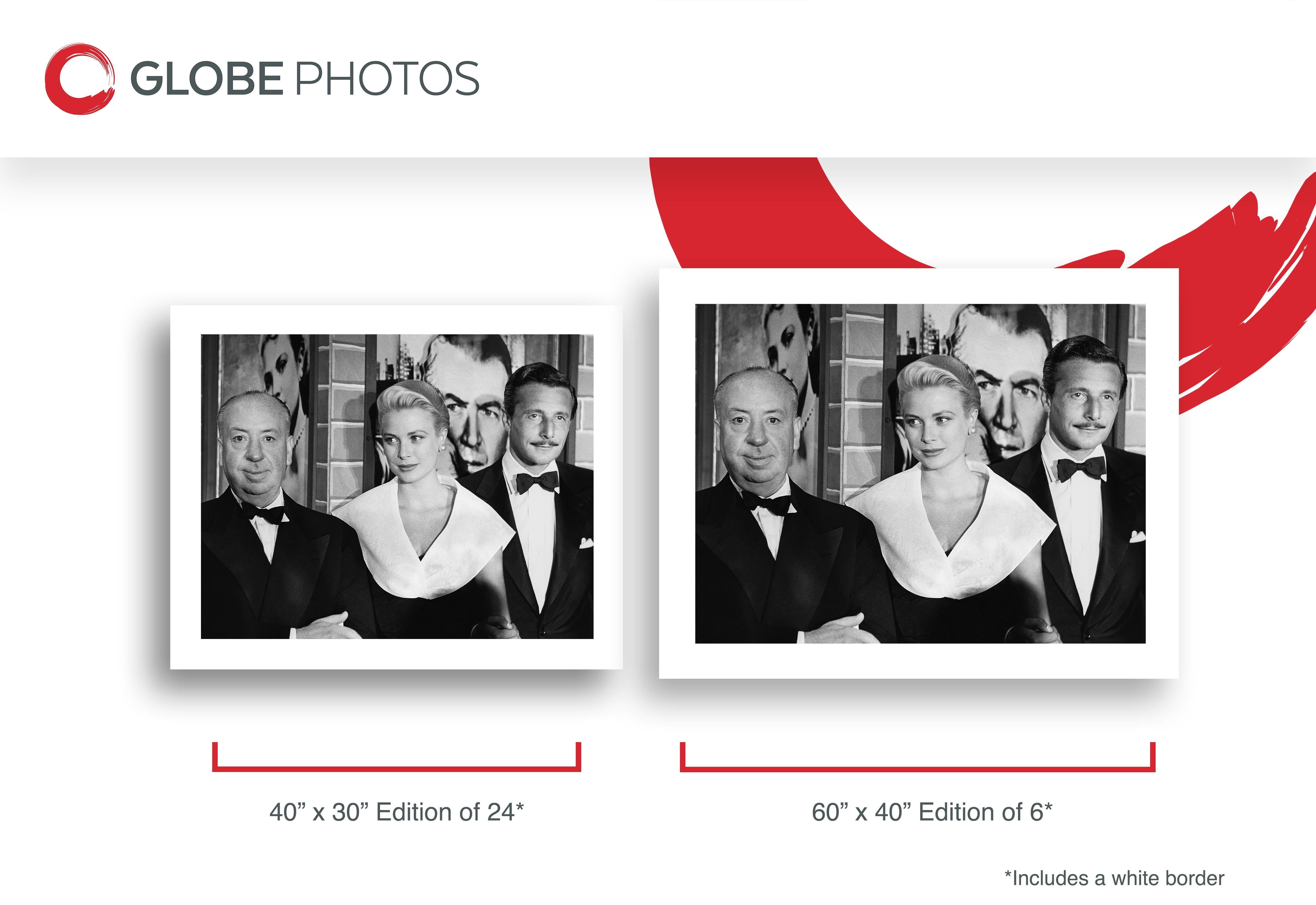 Alfred Hitchcock, Grace Kelly et Oleg Cassini au premier de la fenêtre arrière - Noir Black and White Photograph par Frank Worth