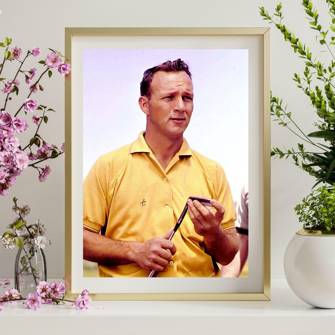 Arnold Palmer in Gelb – Photograph von Frank Worth