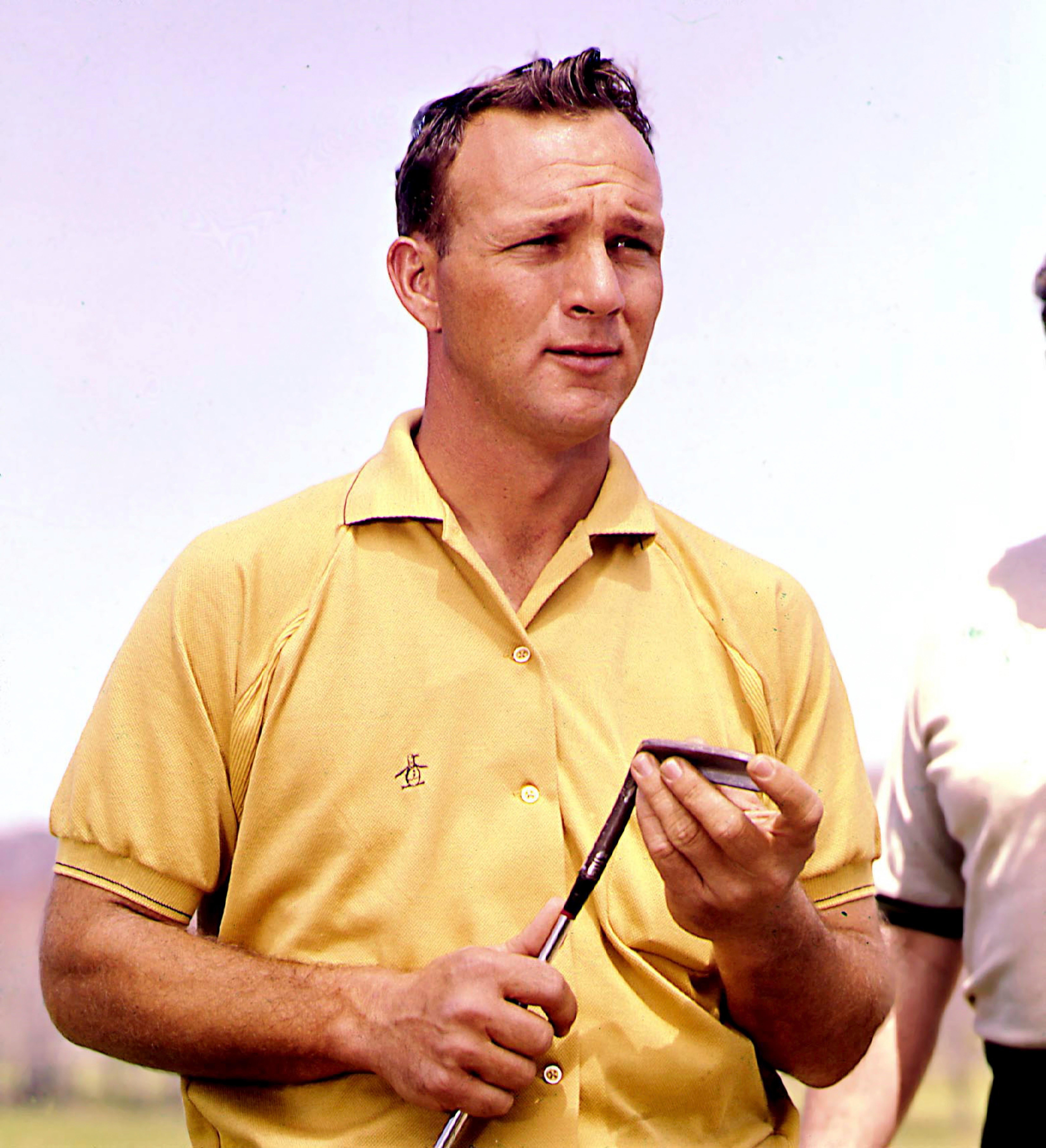 Frank Worth Color Photograph – Arnold Palmer in Gelb