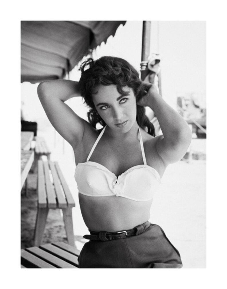 Black and White Photograph de Frank Worth - Elizabeth Taylor como Leslie Benedict