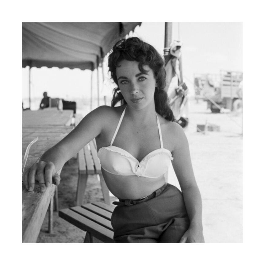 Frank Worth Black and White Photograph – Elizabeth Taylor hinter den Kulissen