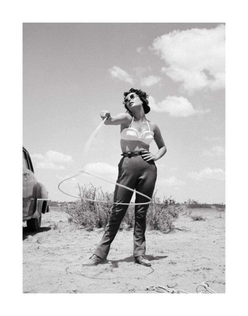 Frank Worth Black and White Photograph – Elizabeth Taylor Spinning Lasso in „Giant“ von Elizabeth Taylor