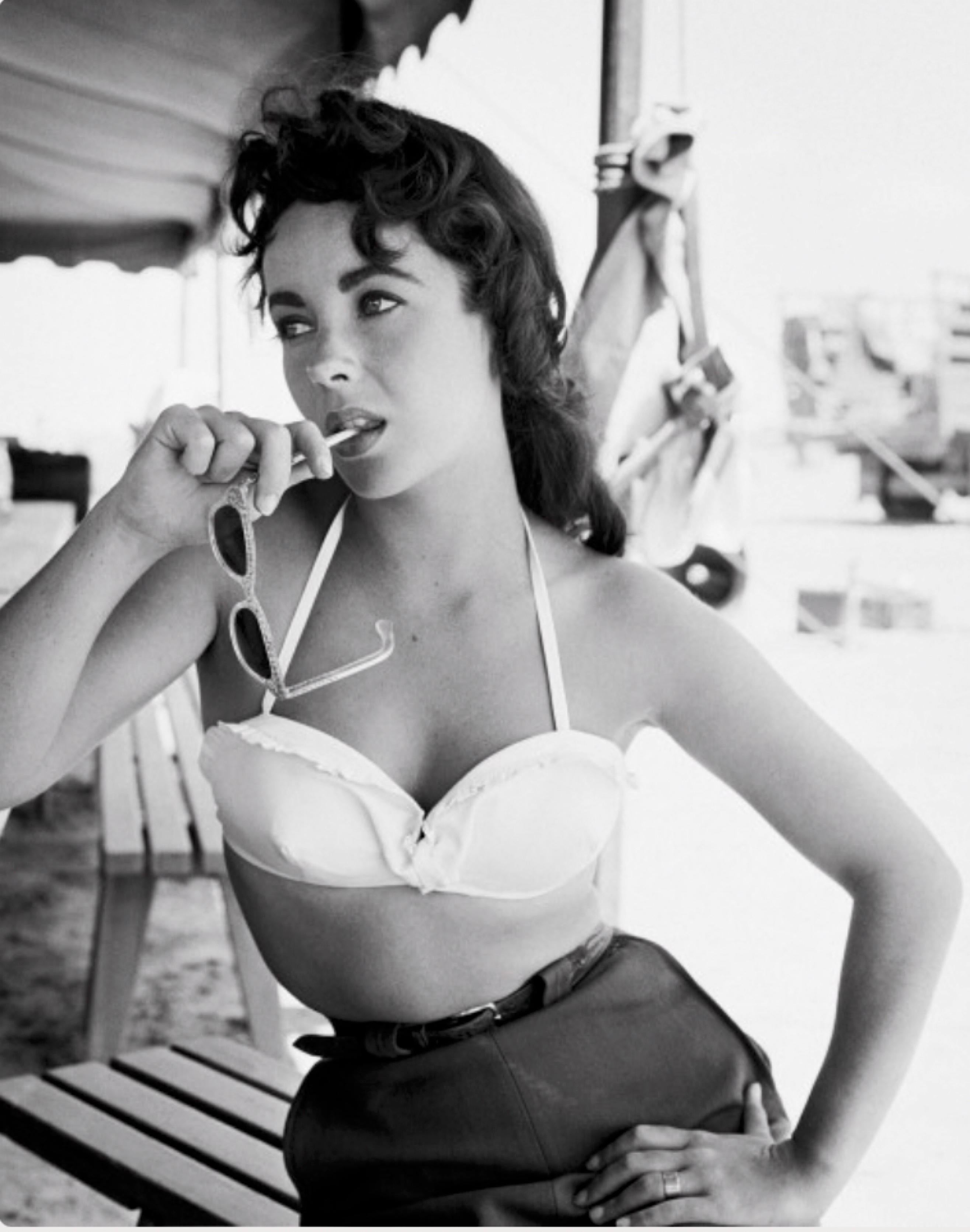 Portrait Photograph de Frank Worth - Elizabeth Taylor con gafas de sol de gigante -  Impresión limitada de gran tamaño