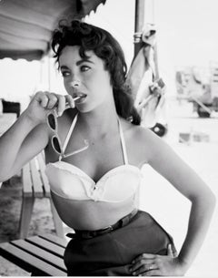 Elizabeth Taylor with Sunglasses for Giant -  Oversize Limited Print