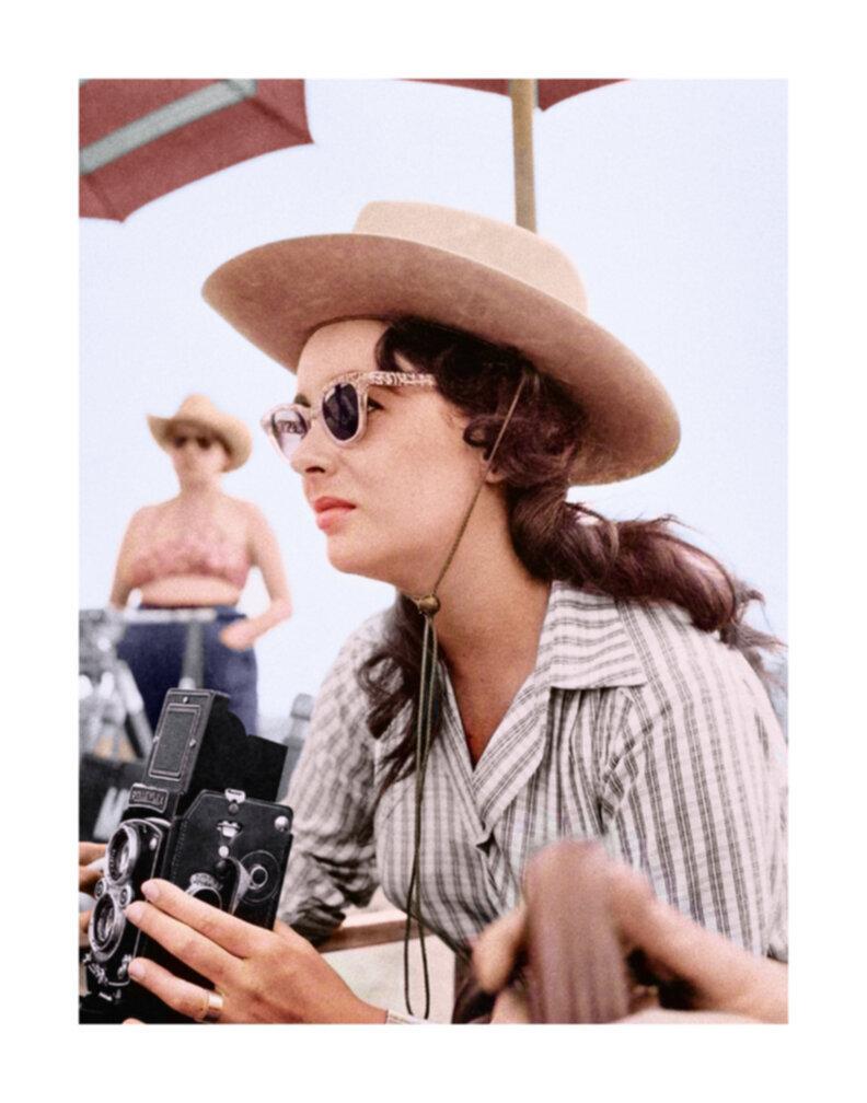Portrait Photograph Frank Worth - Elizabeth Taylor avec appareil photo vintage