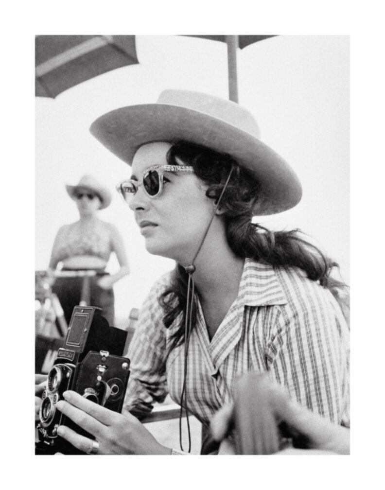 Black and White Photograph di Frank Worth - Elizabeth Taylor con macchina fotografica d'epoca