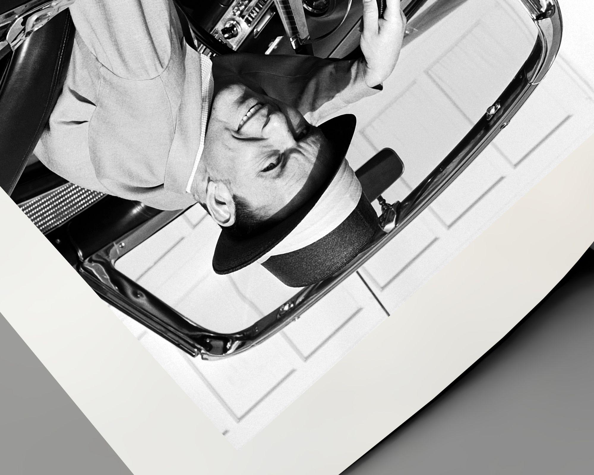Frank Sinatra dans son Ford Thunderbird - Contemporain Photograph par Frank Worth