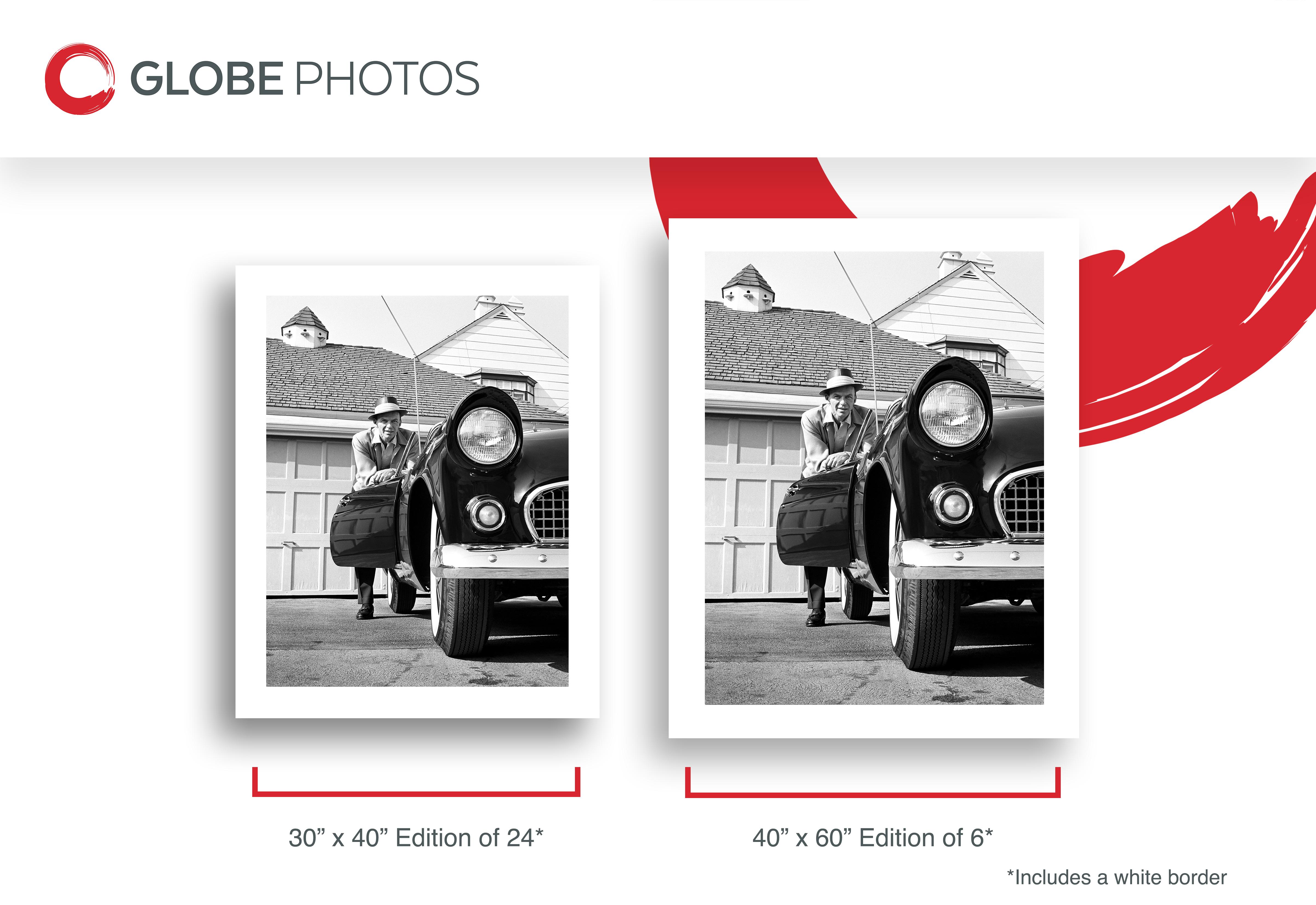 Frank Sinatra Apoyado en Tbird - Black and White Photograph Gris de Frank Worth