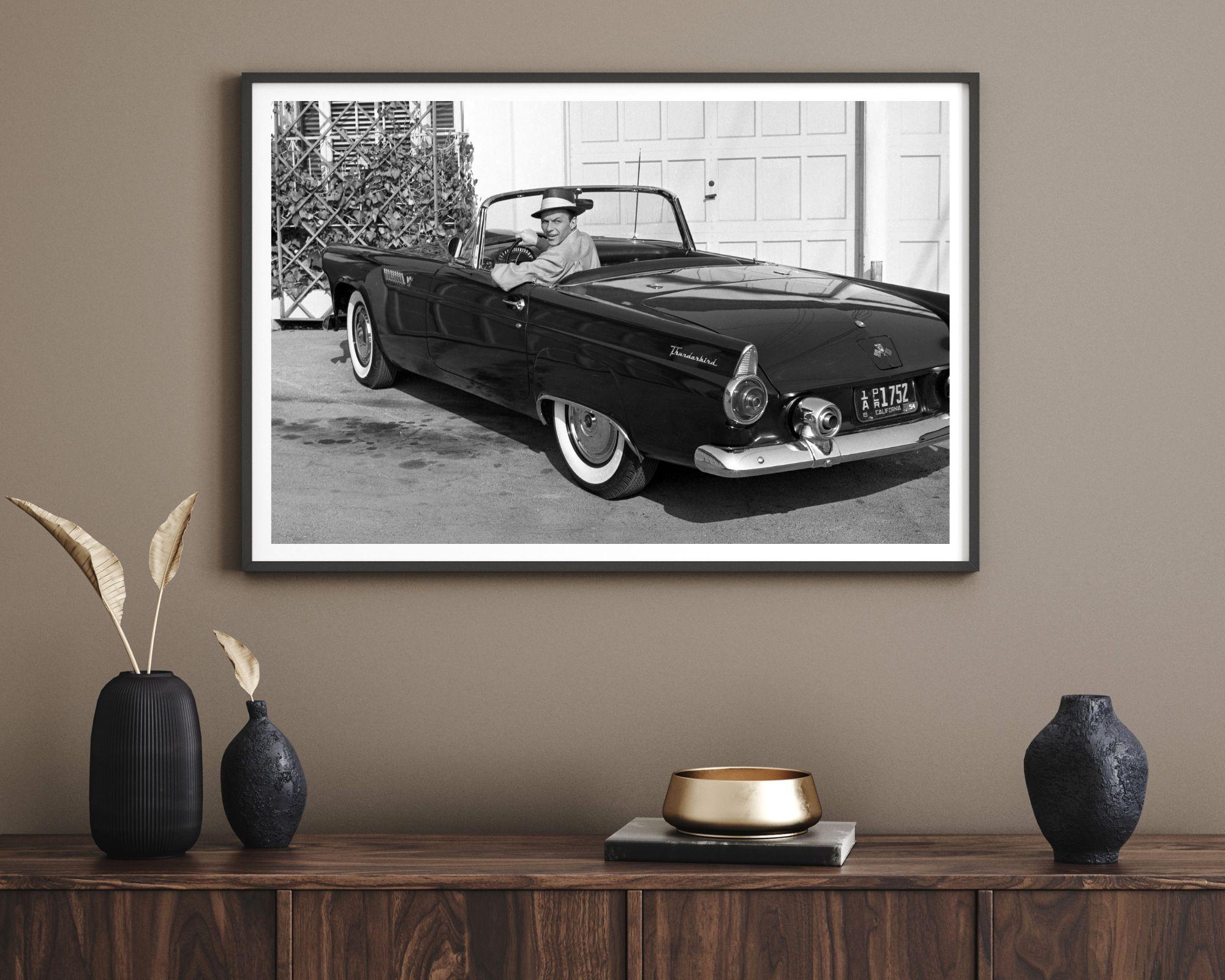 Frank Sinatra in posa con la Thunderbird - Photograph di Frank Worth