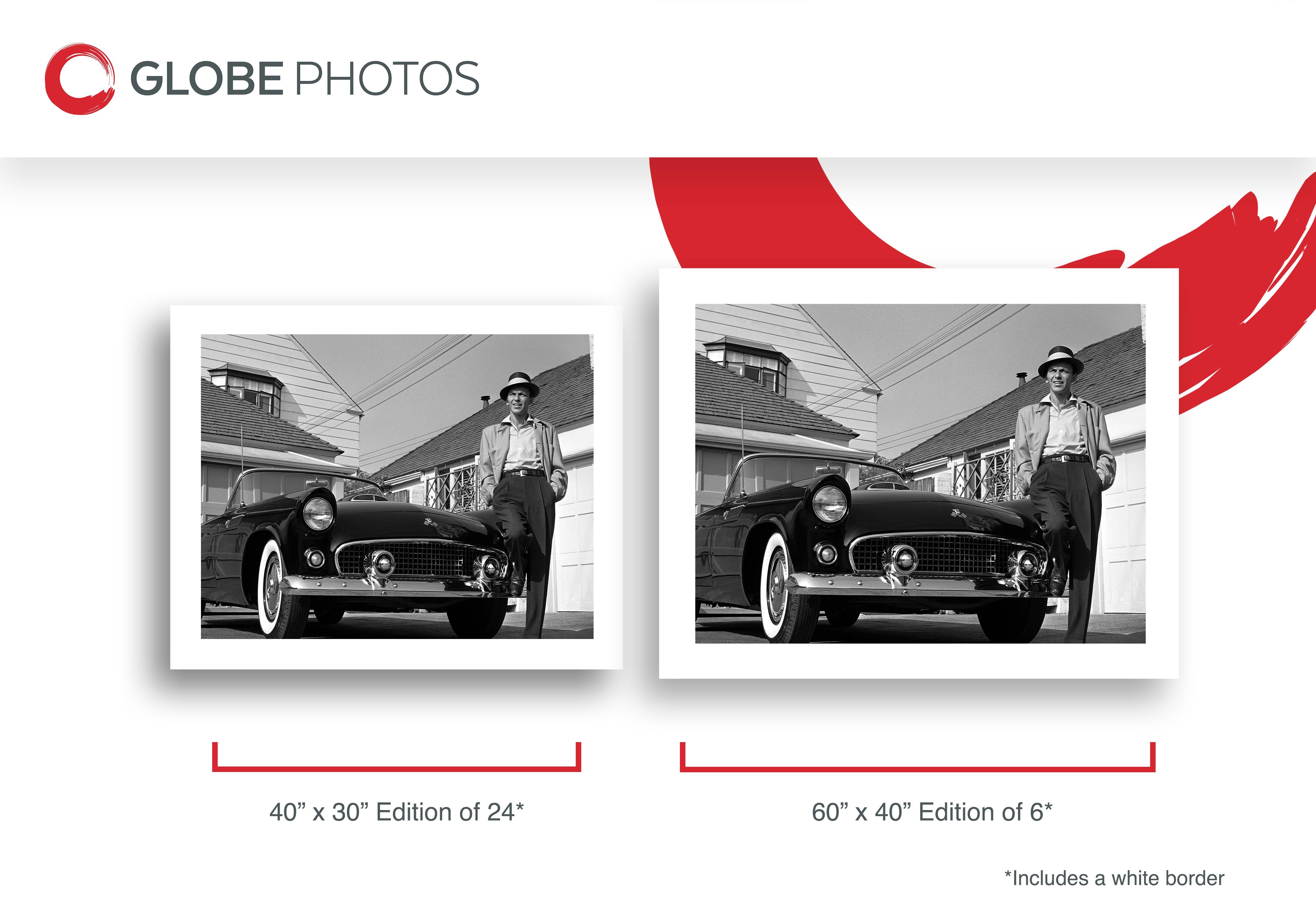 Frank Sinatra de pie con T-Bird - Black and White Photograph Negro de Frank Worth