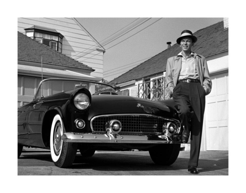 Black and White Photograph de Frank Worth - Frank Sinatra de pie con T-Bird