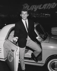 Frankie Avalon candido con un'auto d'epoca