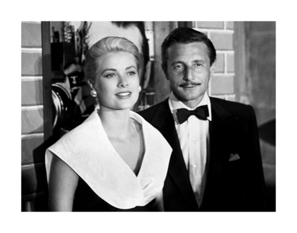 Portrait Photograph di Frank Worth - Grace Grace e Oleg Cassini alla prima di "La finestra sul cortile".