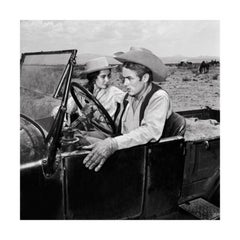 James Dean und Elizabeth Taylor in Auto auf dem Set aus Riesen
