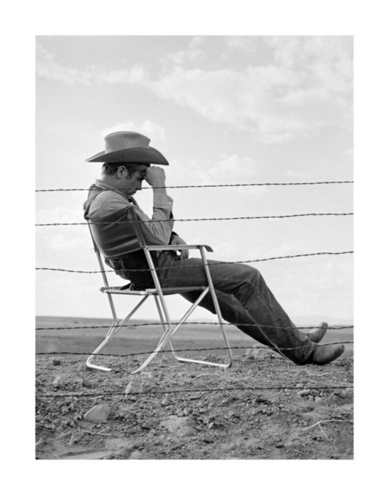 Black and White Photograph di Frank Worth - James Deans dietro la staccionata in "Giant"
