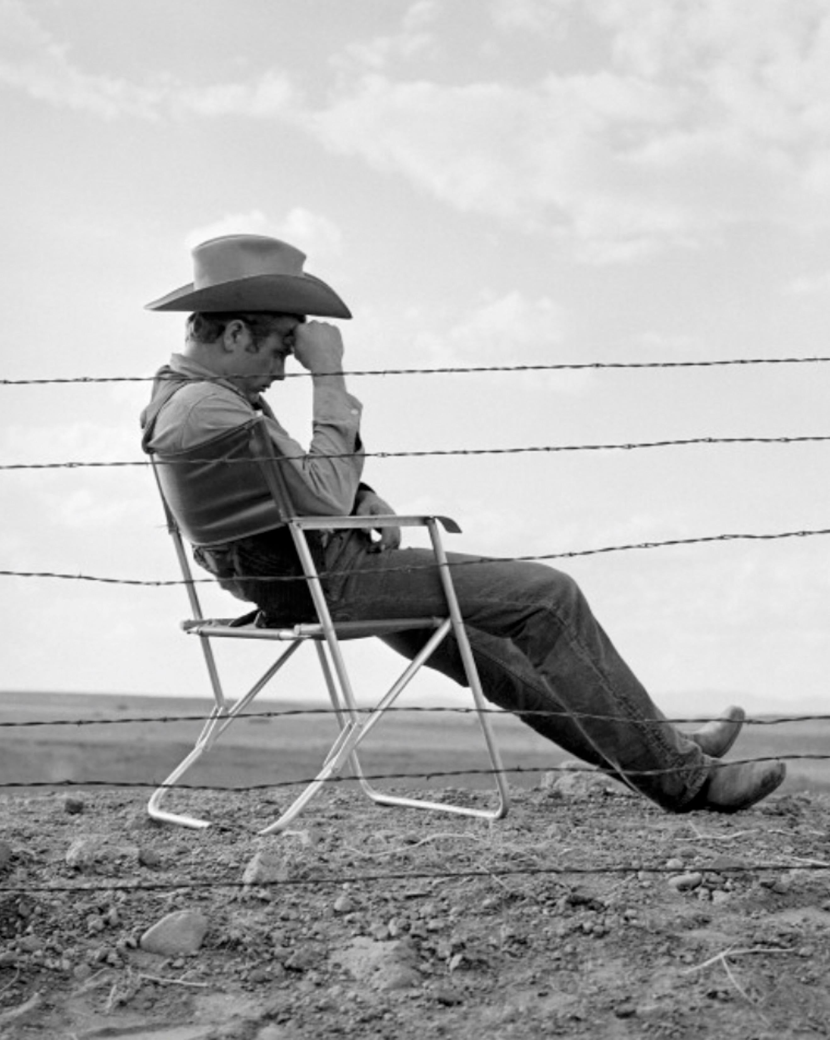 Frank Worth Black and White Photograph – James Dean Hinter einem riesigen Zaun -  Limitierter Druck in Übergröße 