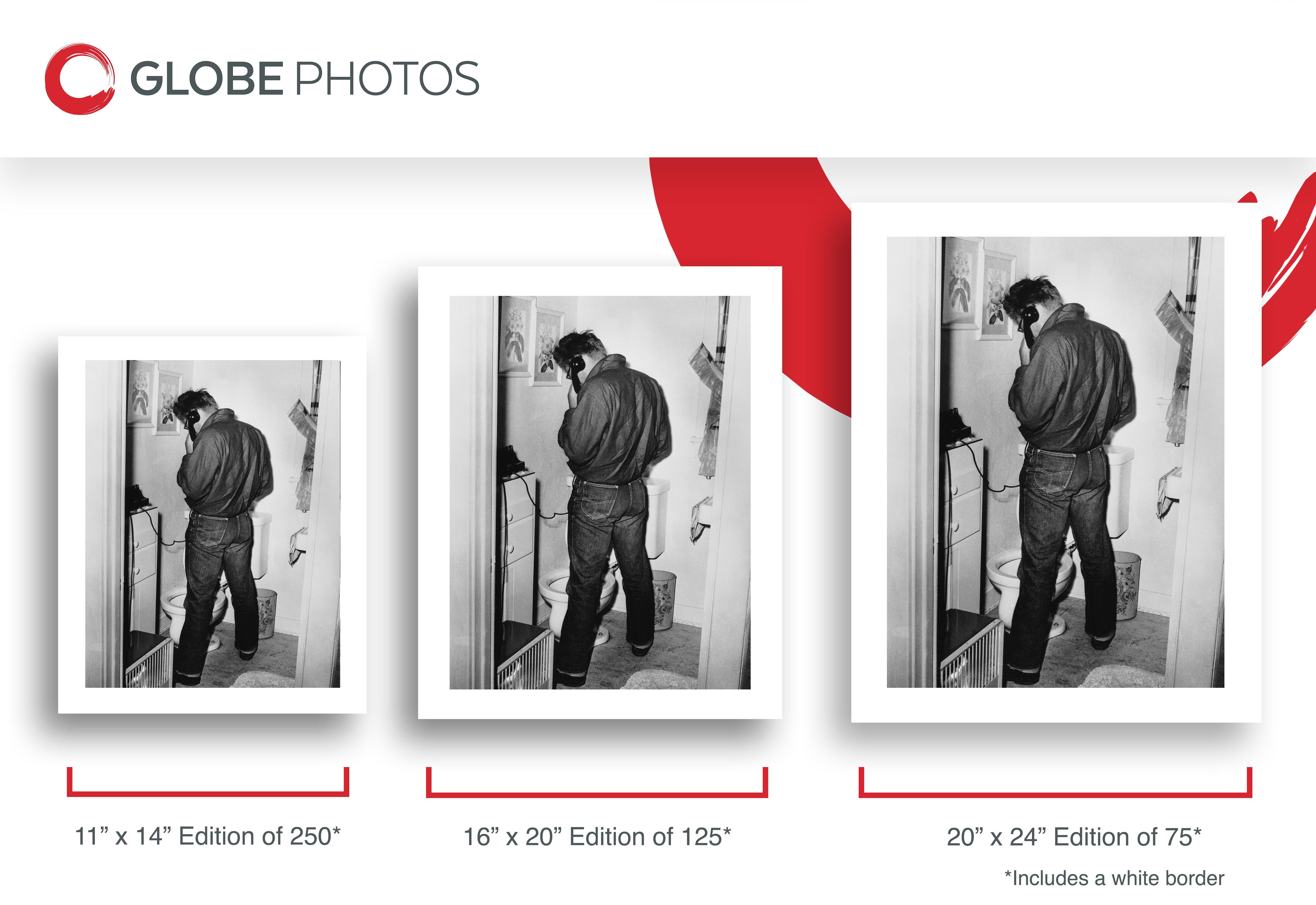 A. James nella toilette - Photograph Contemporaneo di Frank Worth