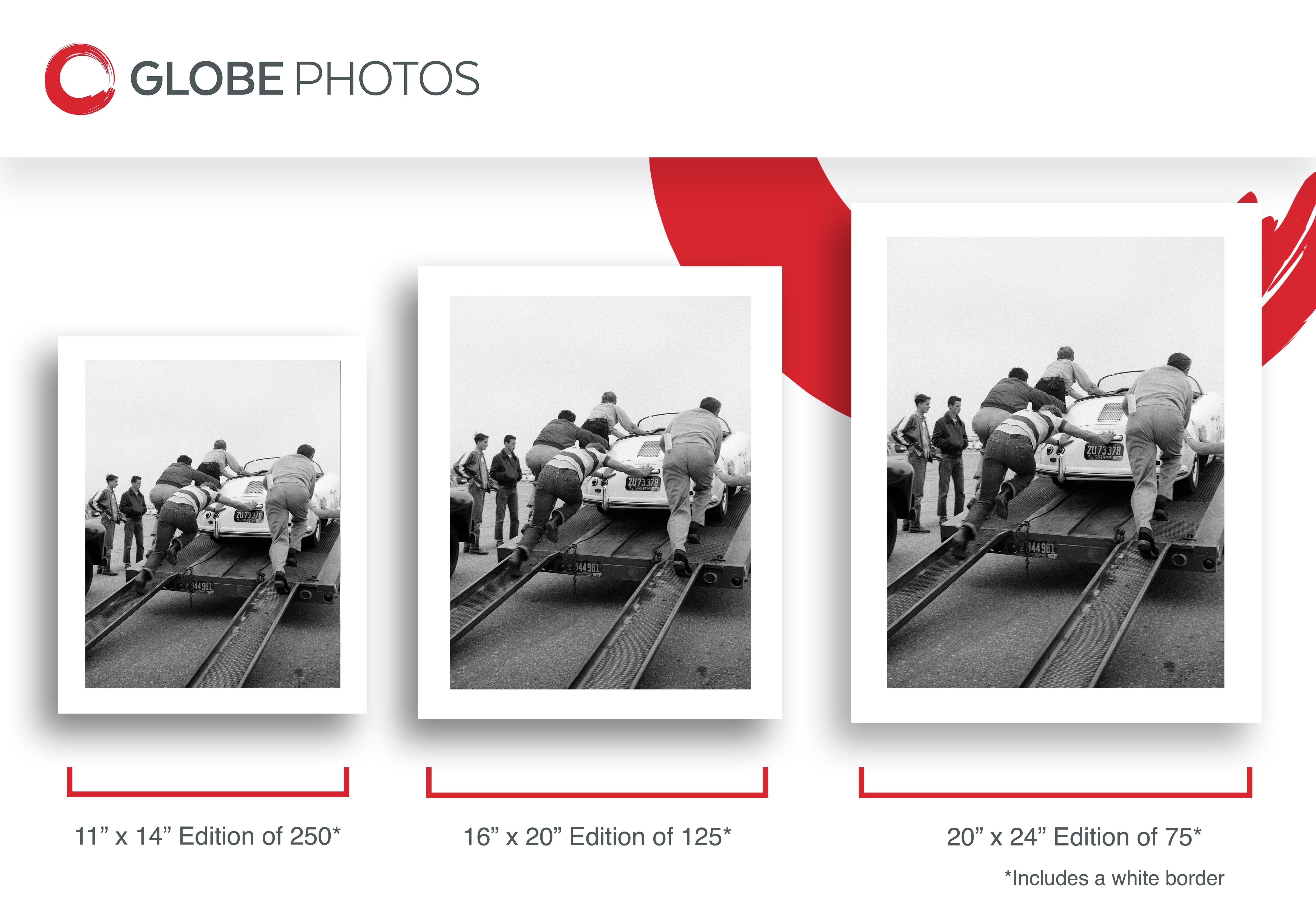 James Dean verschiebt Porsche bei Auto Rallye (Zeitgenössisch), Photograph, von Frank Worth