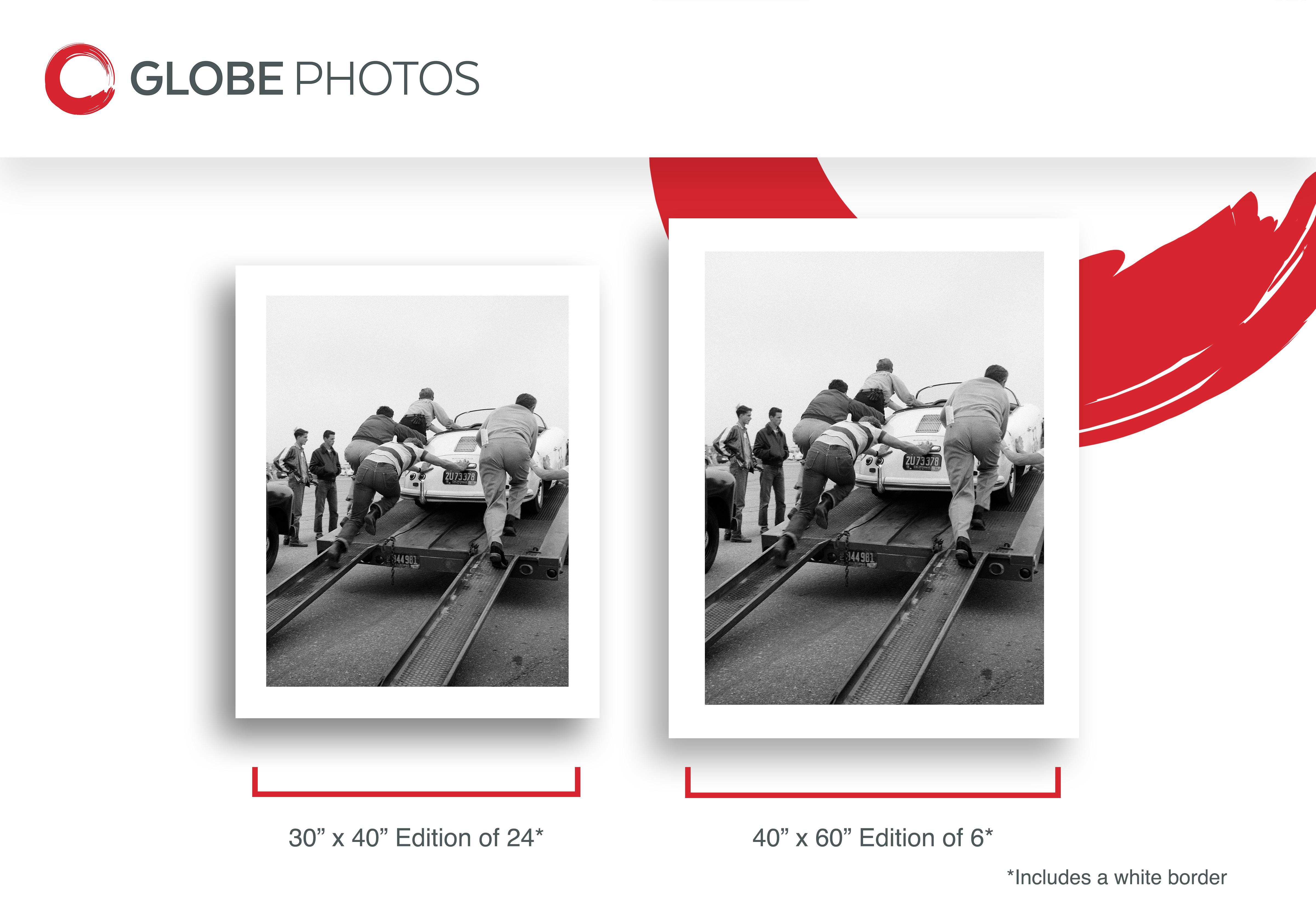 James Dean verschiebt Porsche bei Auto Rallye (Schwarz), Black and White Photograph, von Frank Worth