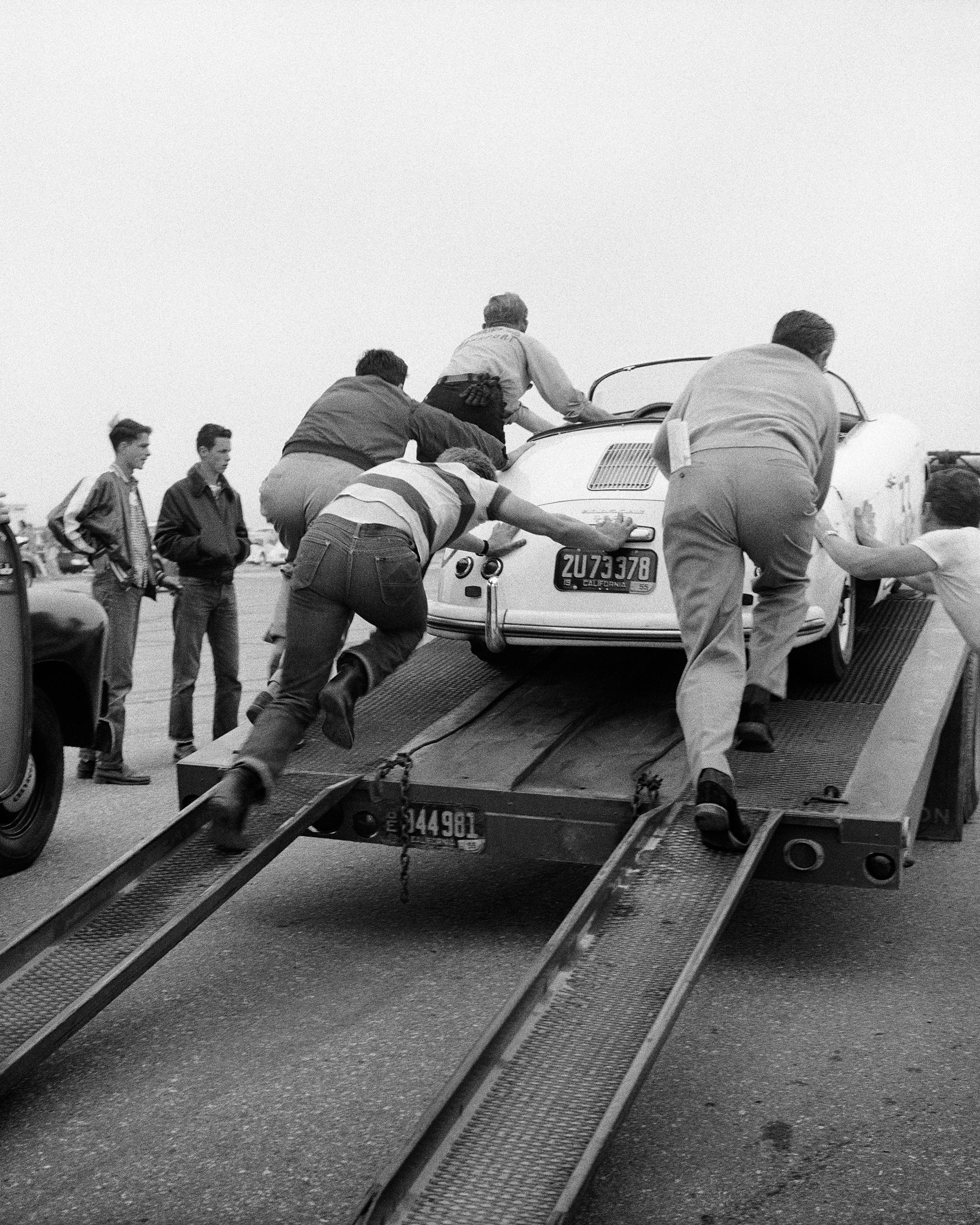 Frank Worth Black and White Photograph – James Dean verschiebt Porsche bei Auto Rallye