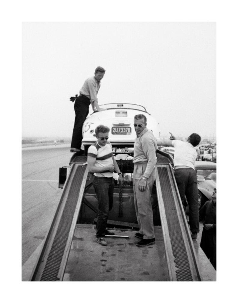 Portrait Photograph Frank Worth - James Dean debout avec Porsche lors du Car Rally