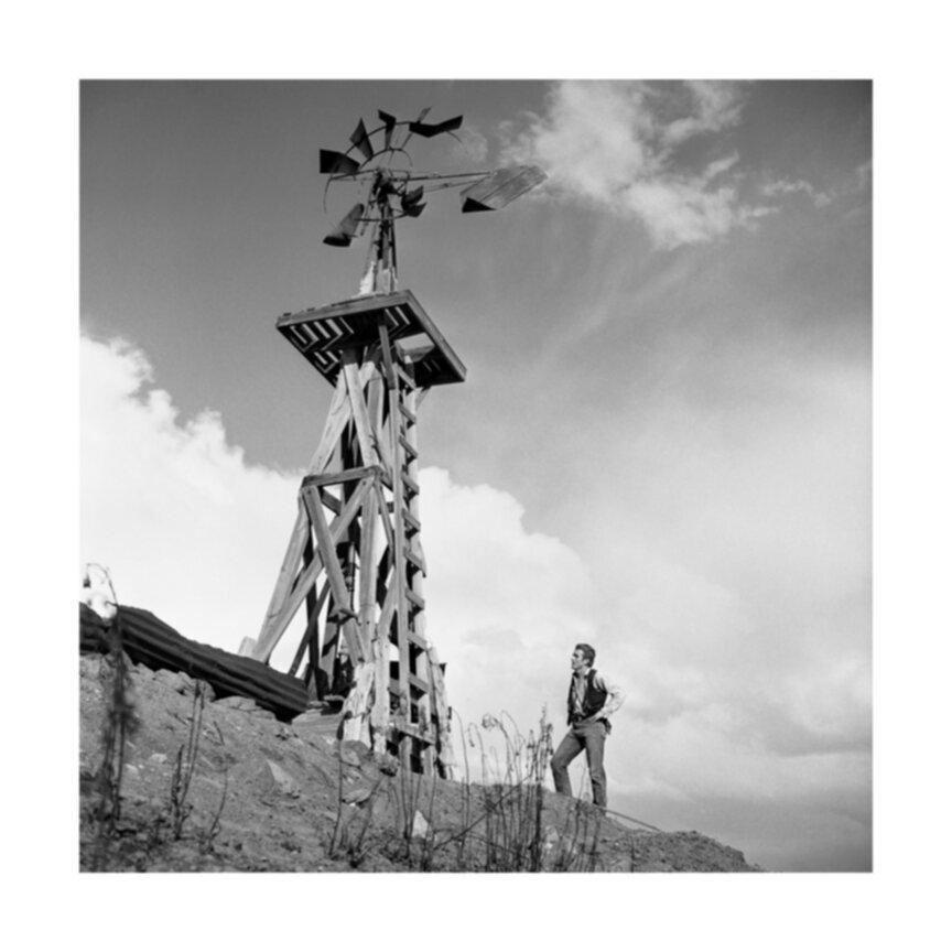 Black and White Photograph Frank Worth - James Dean avec moulin à vent en « Giant »
