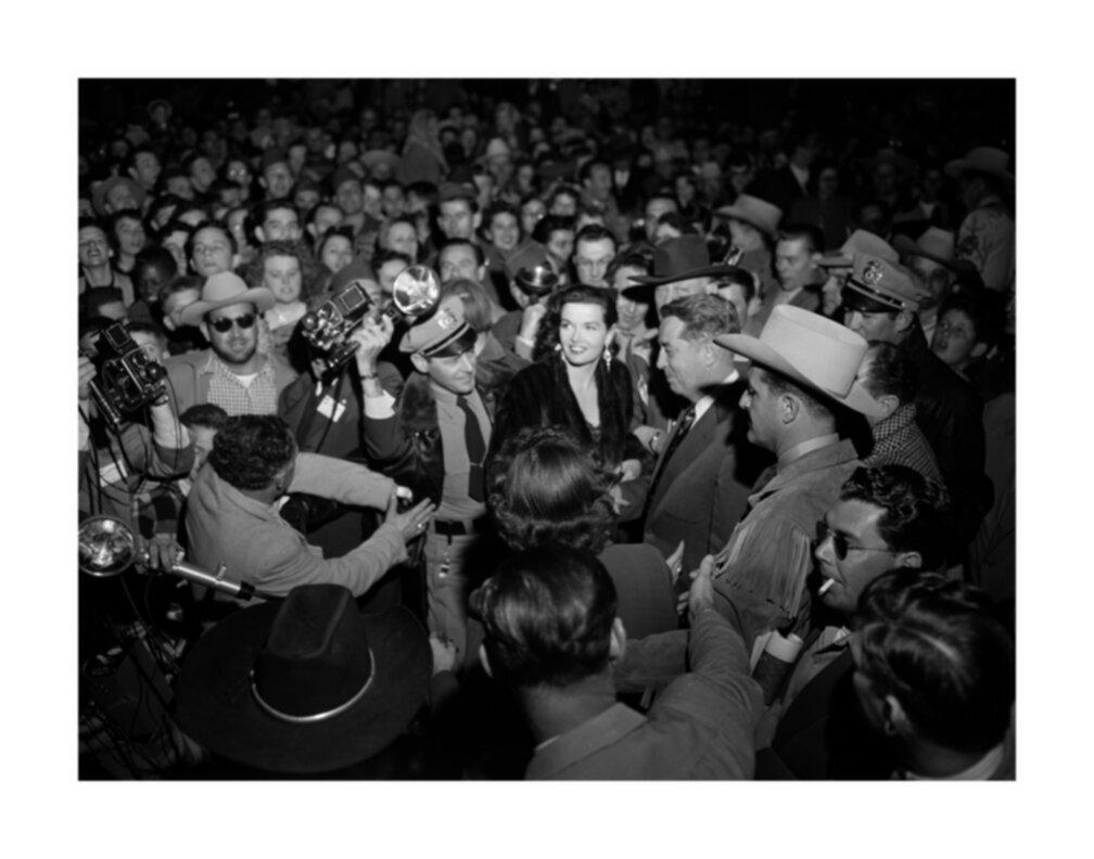 Black and White Photograph de Frank Worth - Jane Russell en la multitud
