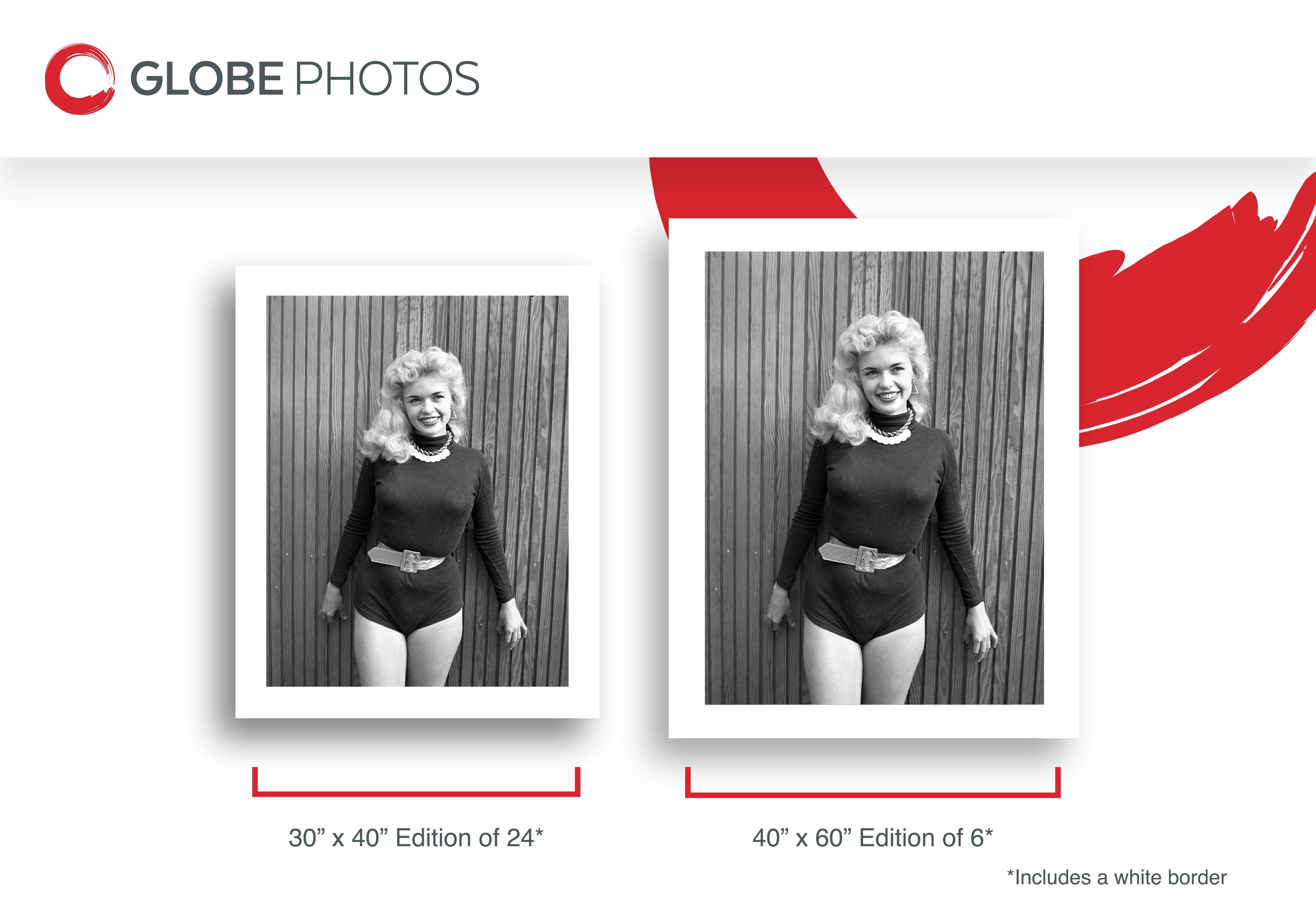 Jayne Mansfield en leotardo - Black and White Photograph Gris de Frank Worth