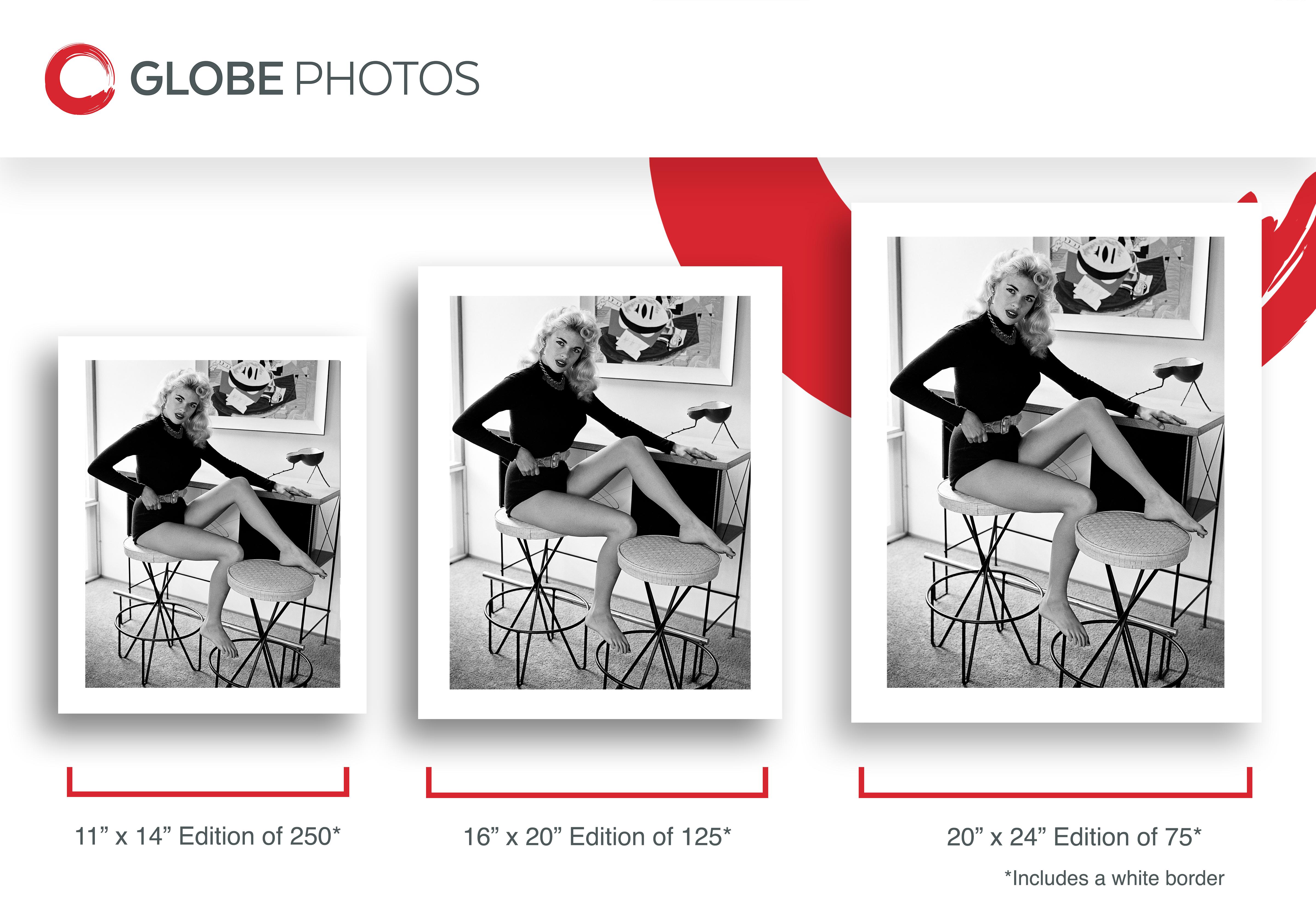 Jayne Mansfield: Pinup moderna - Photograph Contemporaneo di Frank Worth