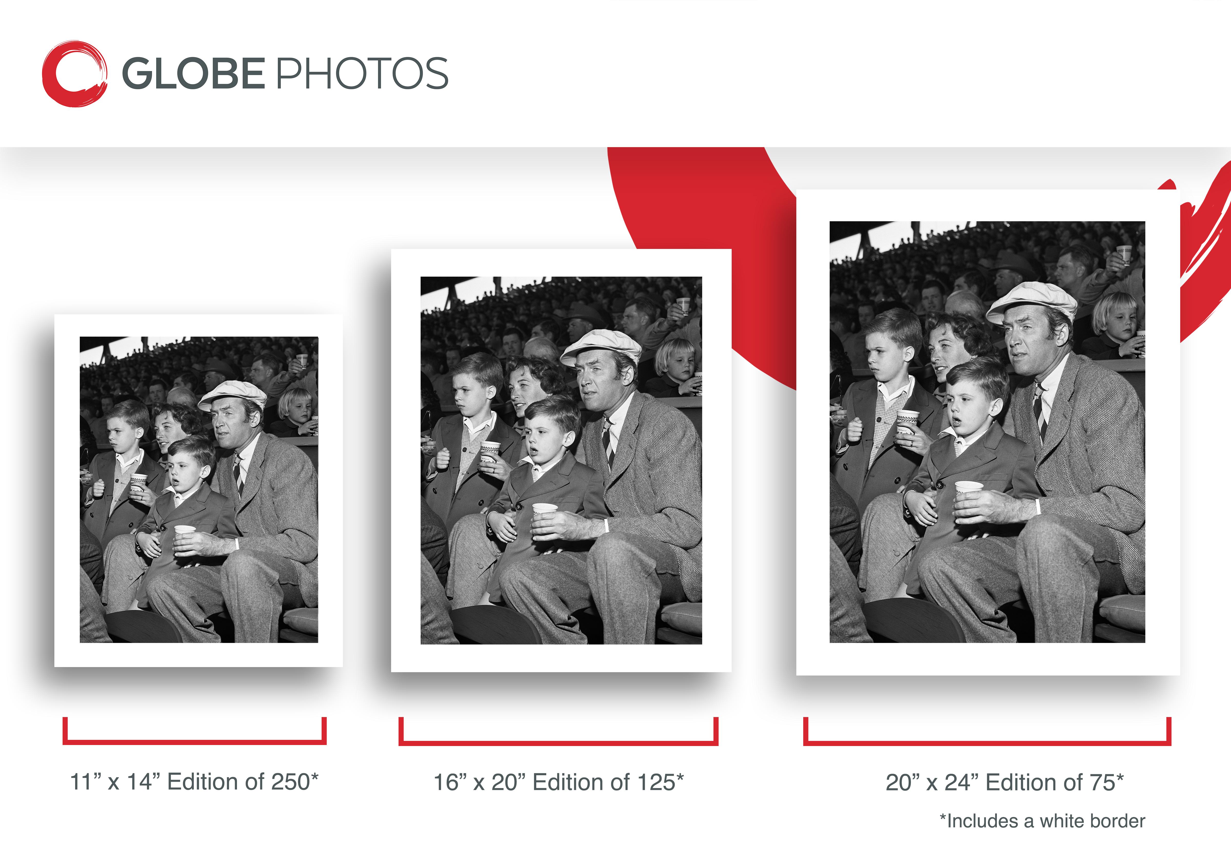 Jimmy Stewart y su familia en un partido de béisbol - Photograph Contemporáneo de Frank Worth