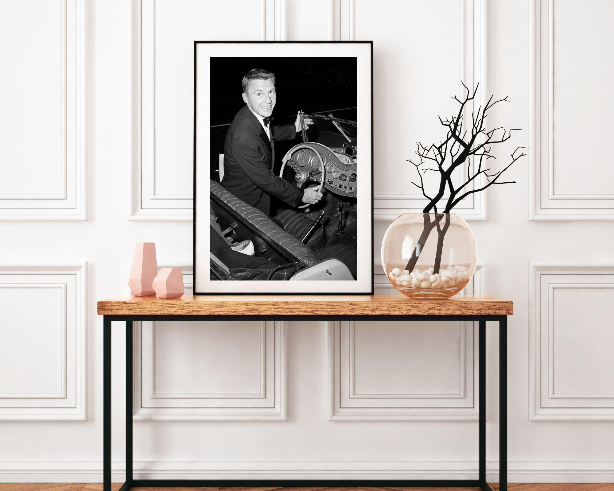 Johnny Carson glänzend im Auto – Photograph von Frank Worth
