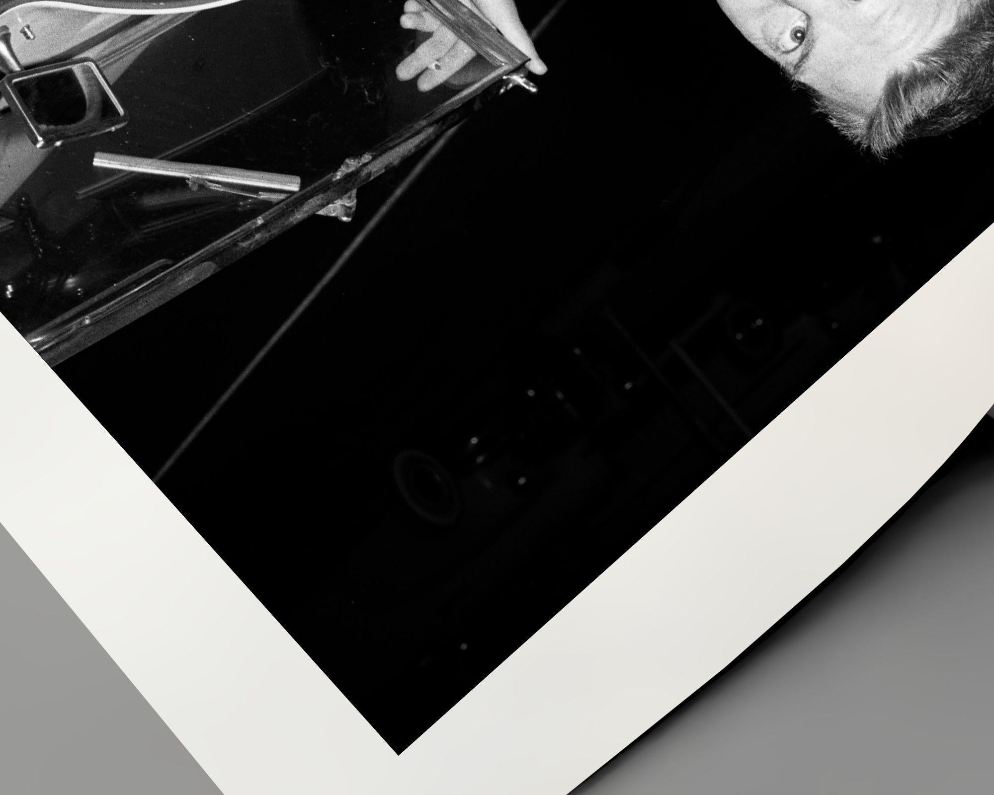 Johnny Carson glänzend im Auto (Zeitgenössisch), Photograph, von Frank Worth