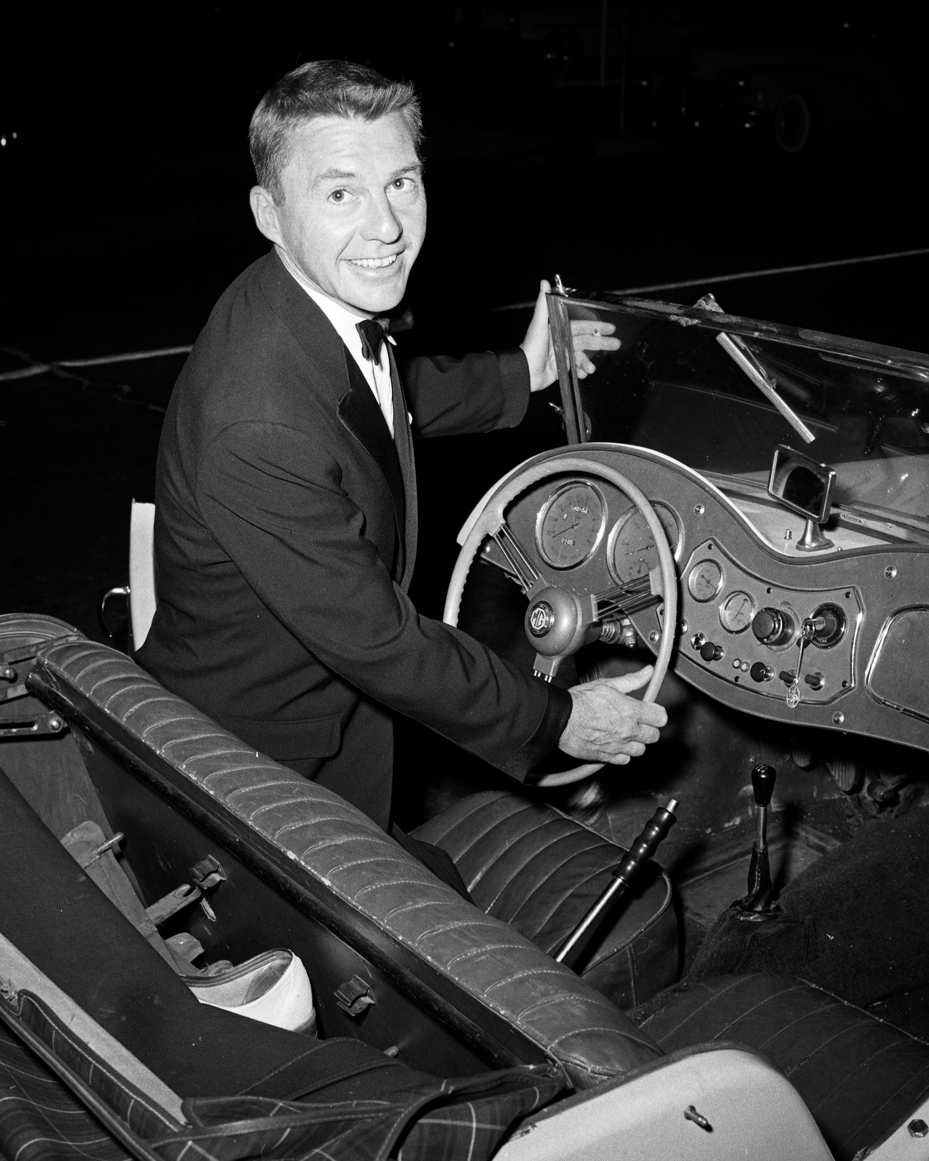 Frank Worth Black and White Photograph – Johnny Carson glänzend im Auto