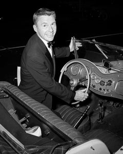 Johnny Carson sonriendo en el coche