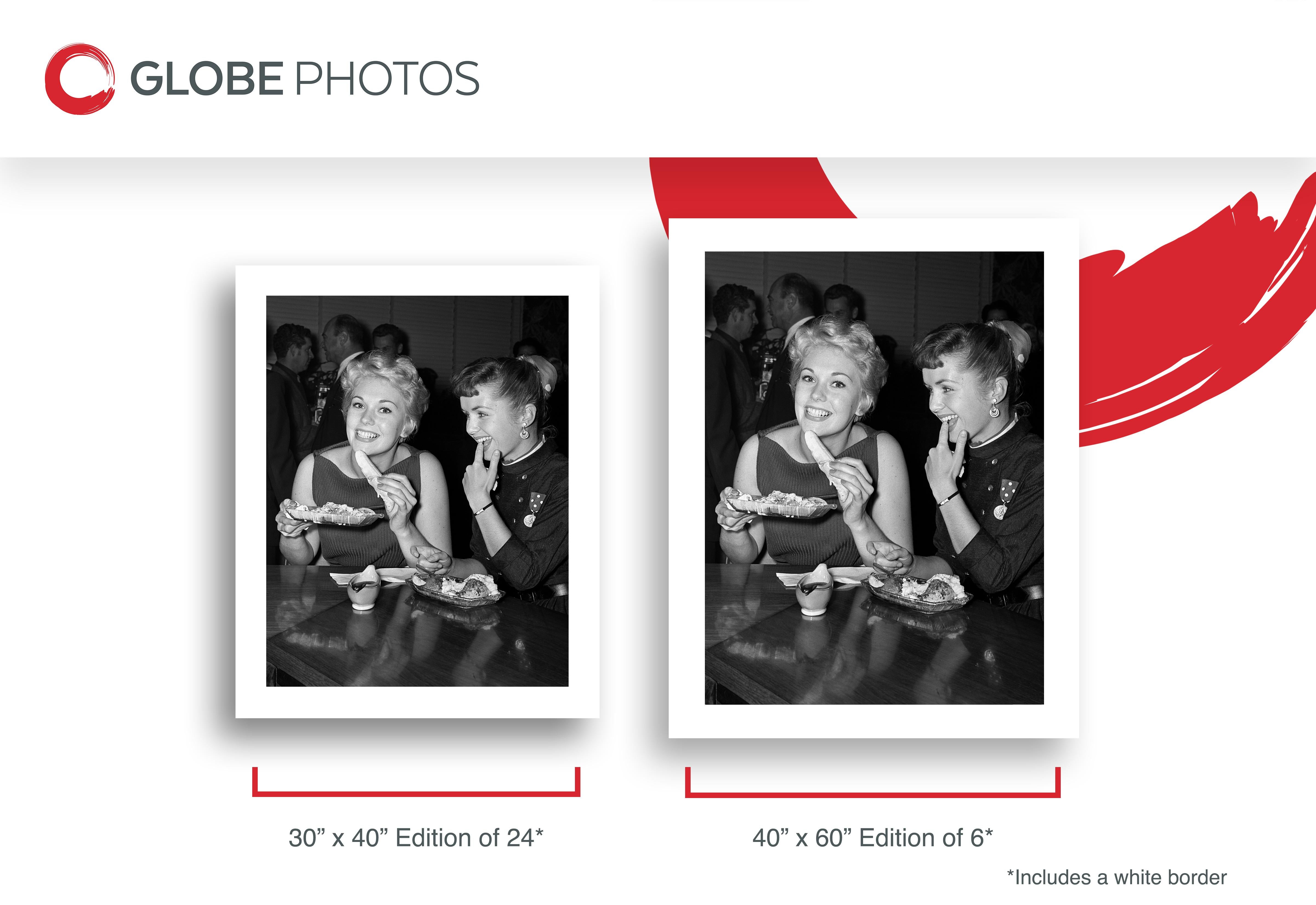 Schwarz-Weiß-Porträt von Debbie Reynolds und Kim Novak beim Essen von Bananensplits bei Schwab's.
 
Debbie Reynolds war eine amerikanische Schauspielerin, Sängerin und Geschäftsfrau. Ihre Karriere erstreckte sich über fast 70 Jahre. Für ihre