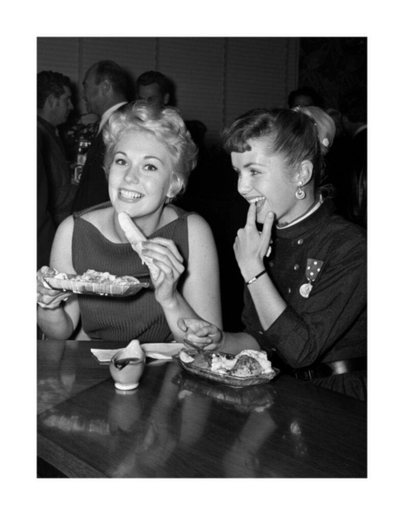 Frank Worth Black and White Photograph – Kim Novak und Debbie Reynolds bei Schwabs