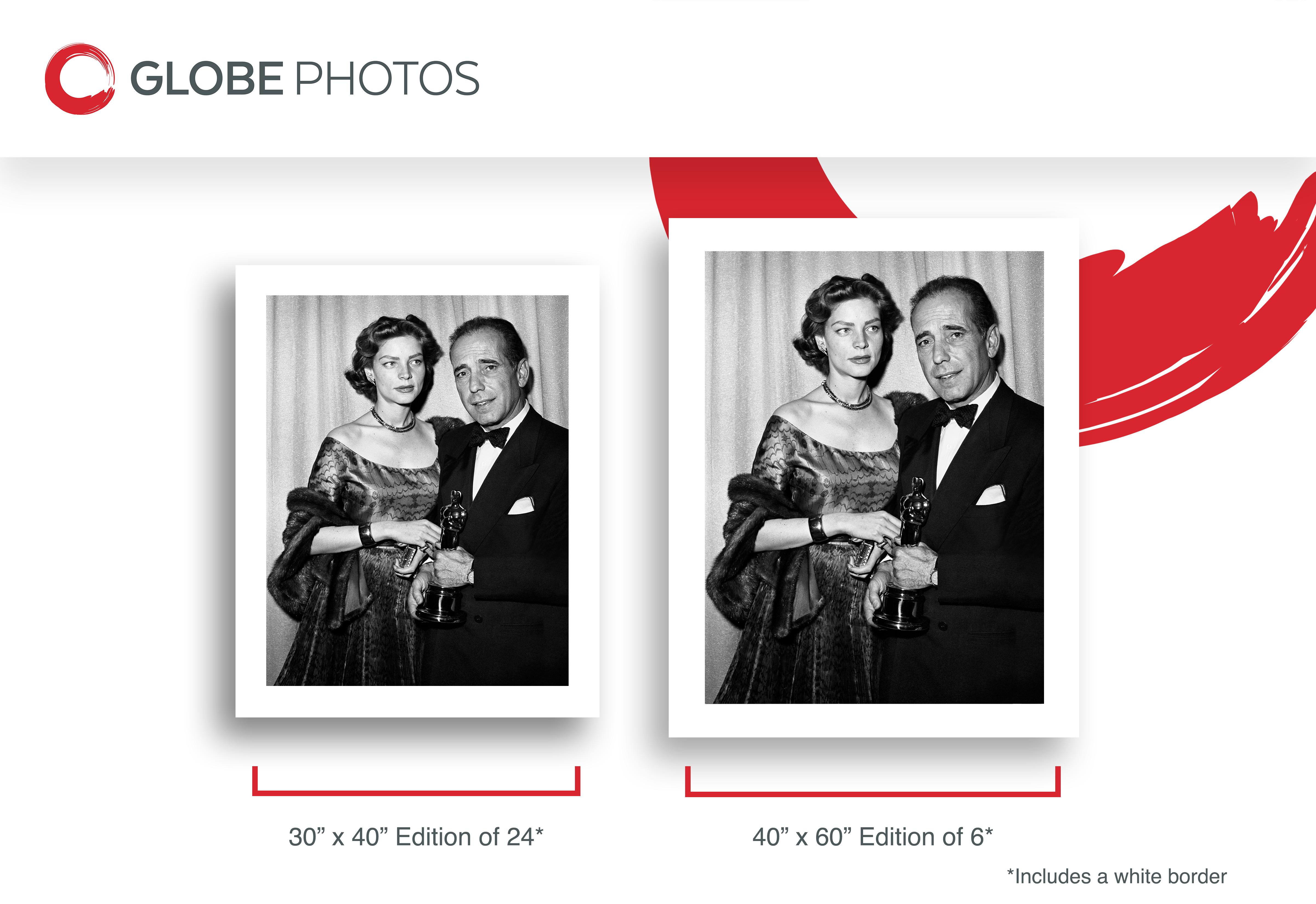 Lauren Bacall et Humphrey Bogart aux Oscars - Noir Black and White Photograph par Frank Worth