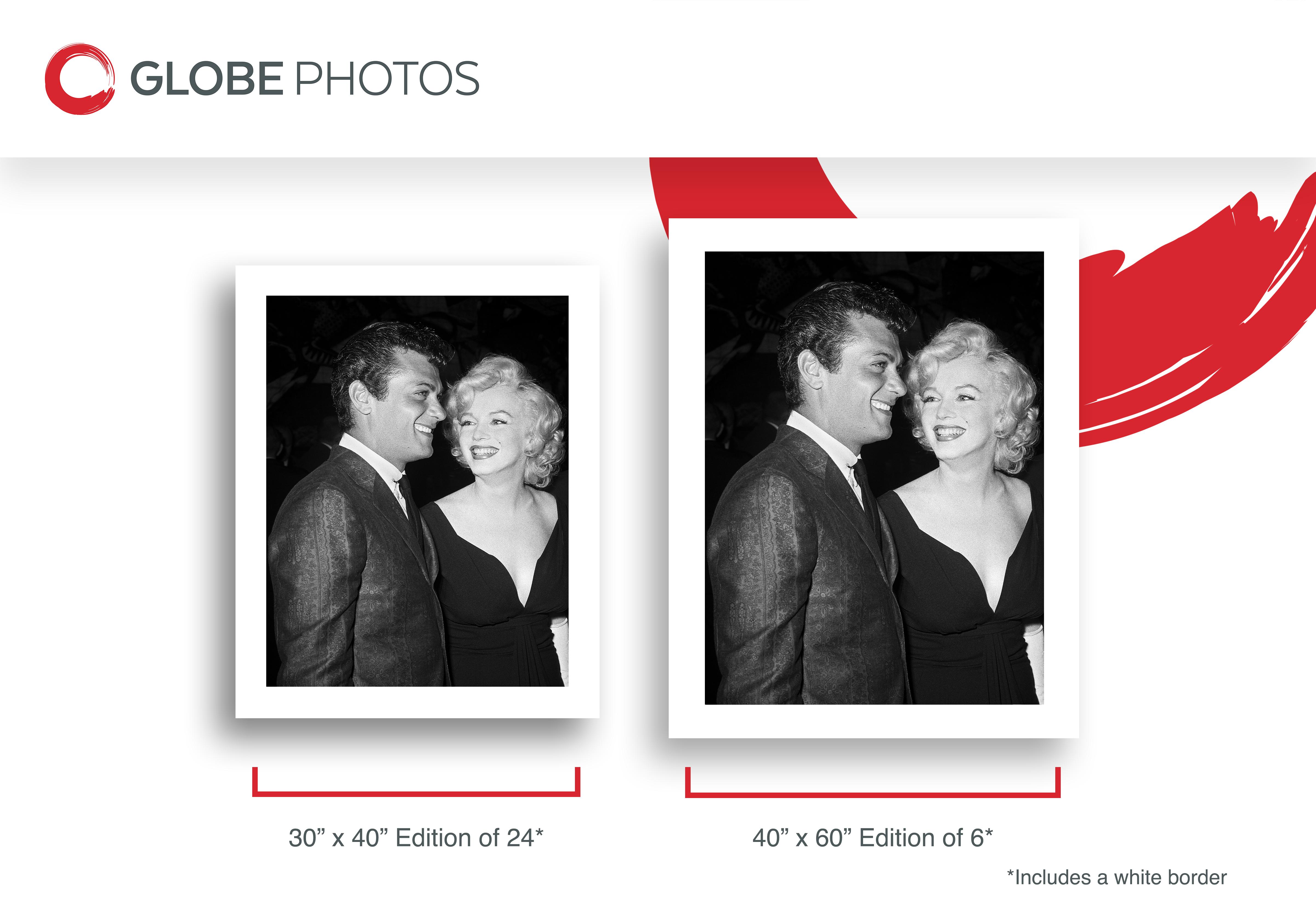 Marilyn Monroe y Tony Curtis - Black and White Photograph Negro de Frank Worth