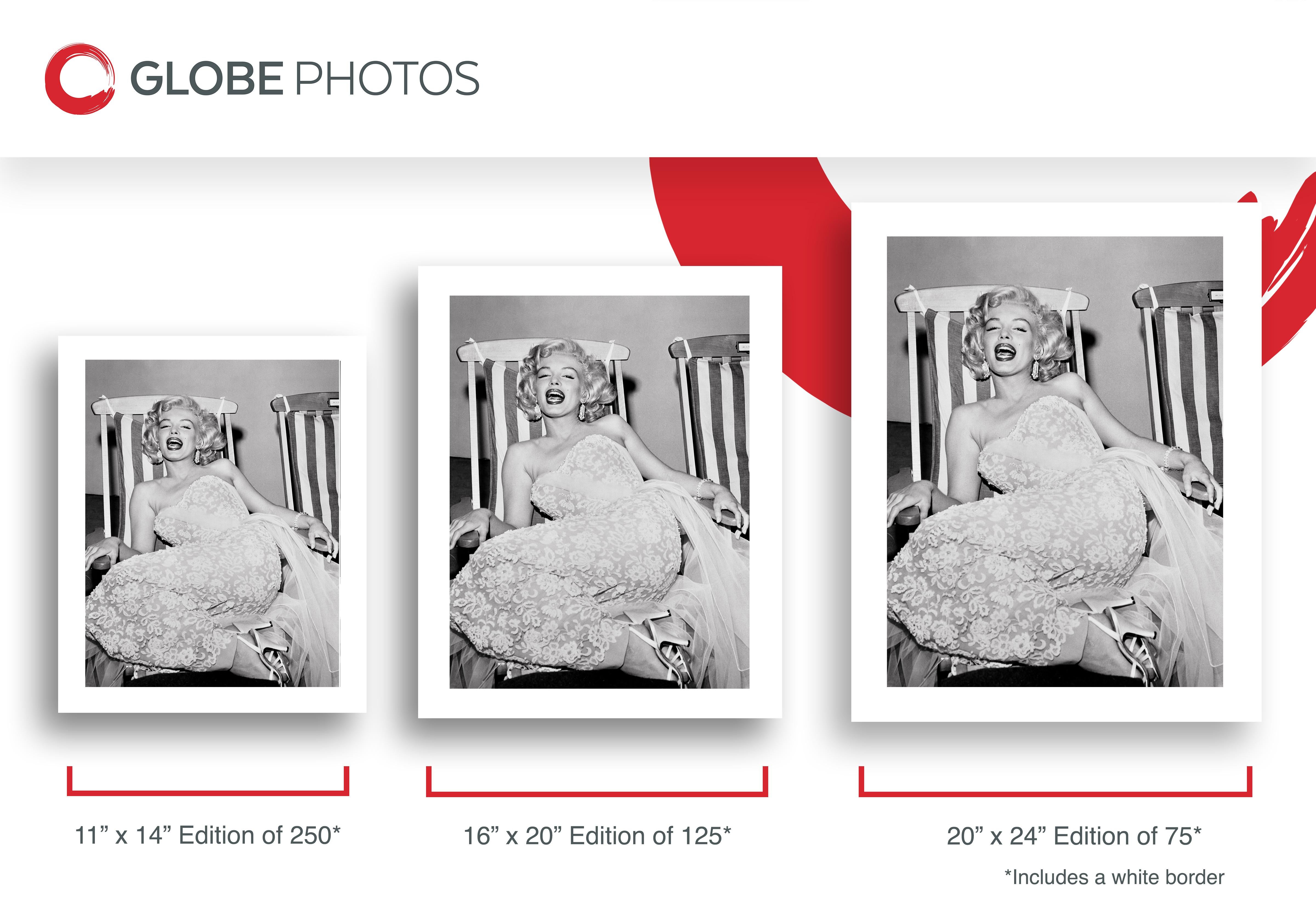 Marilyn Monroe in sedia a sdraio - Photograph Contemporaneo di Frank Worth