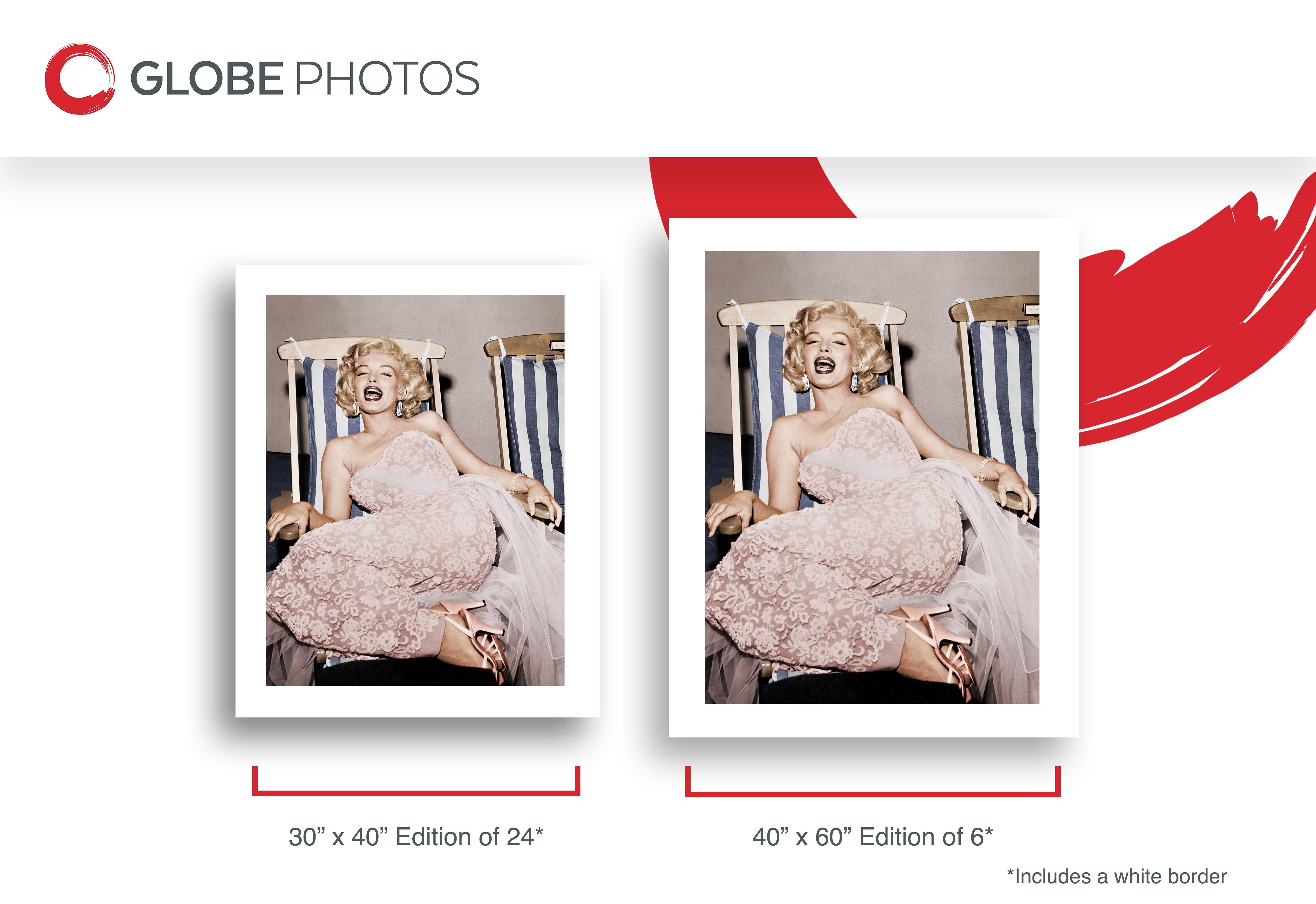 Marilyn Monroe in sedia a sdraio - Portrait Photograph Beige di Frank Worth