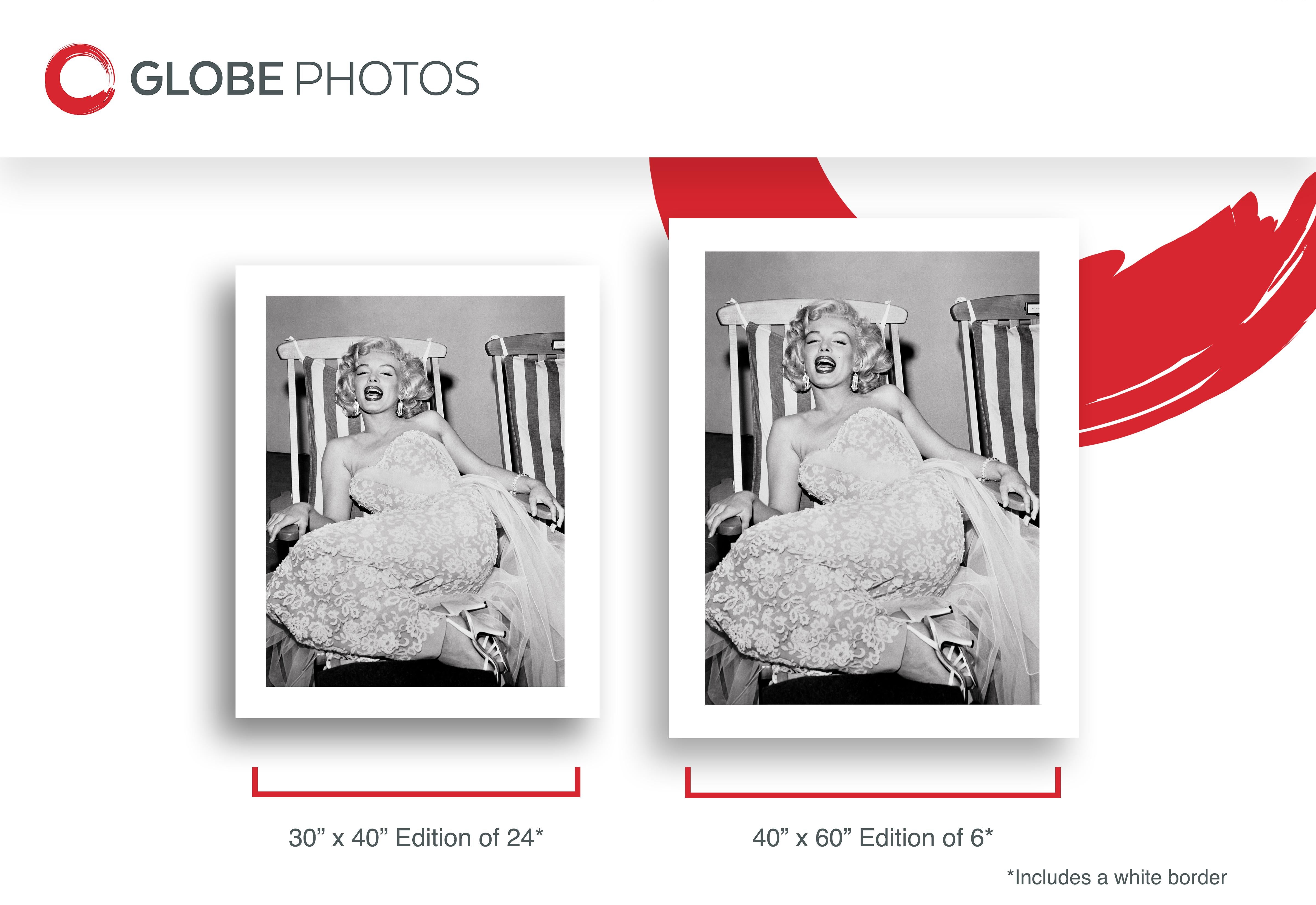 Marilyn Monroe in sedia a sdraio - Black and White Photograph Grigio di Frank Worth
