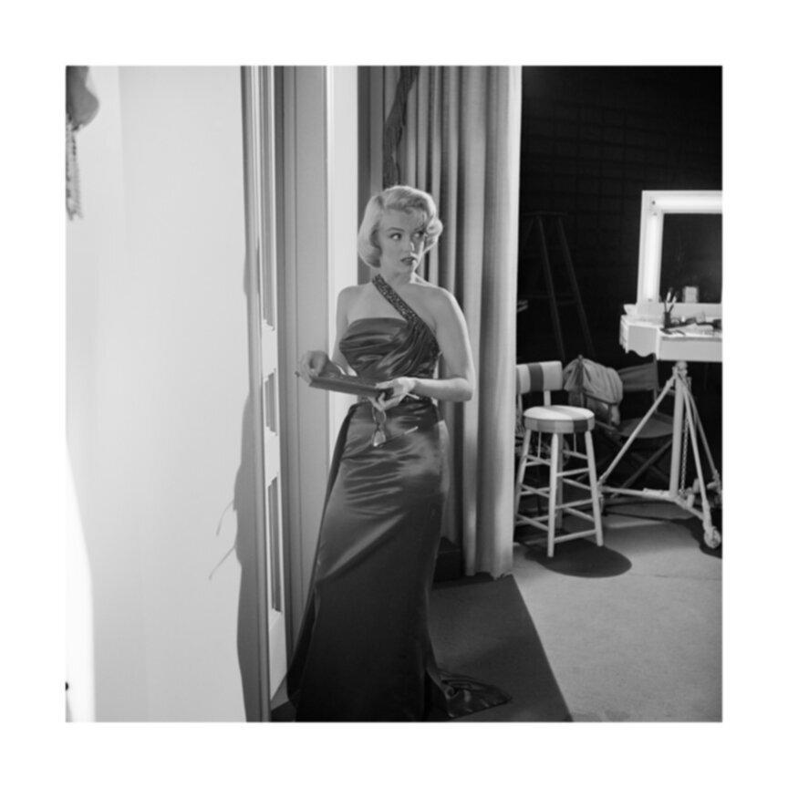 Black and White Photograph de Frank Worth - Marilyn Monroe en el plató de "Cómo casarse con un millonario"