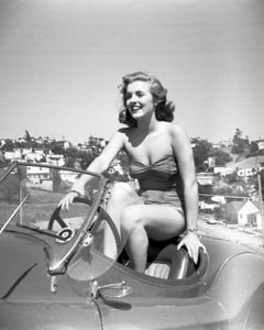 Marilyn Monroe in posa sulla macchina