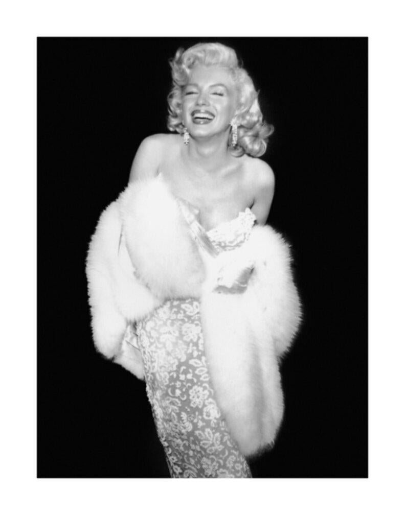 Portrait Photograph Frank Worth - Marilyn Monroe souriant dans les bijoux