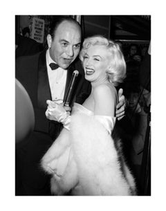 Marilyn Monroe sonriendo con un micrófono