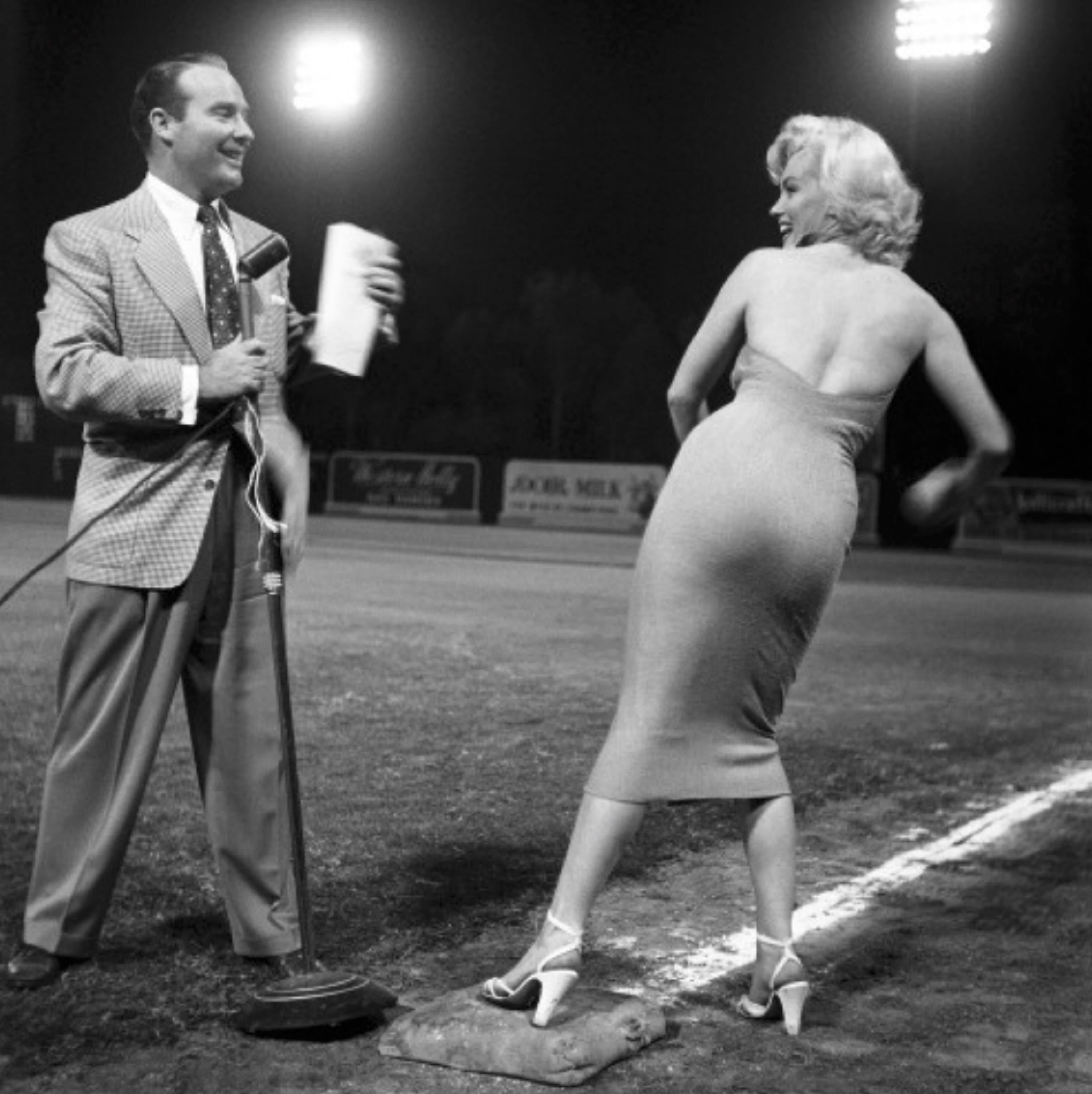 Frank Worth Black and White Photograph – Marilyn Monroe wirft den ersten Wurf -  Limitierte Auflage Druck 